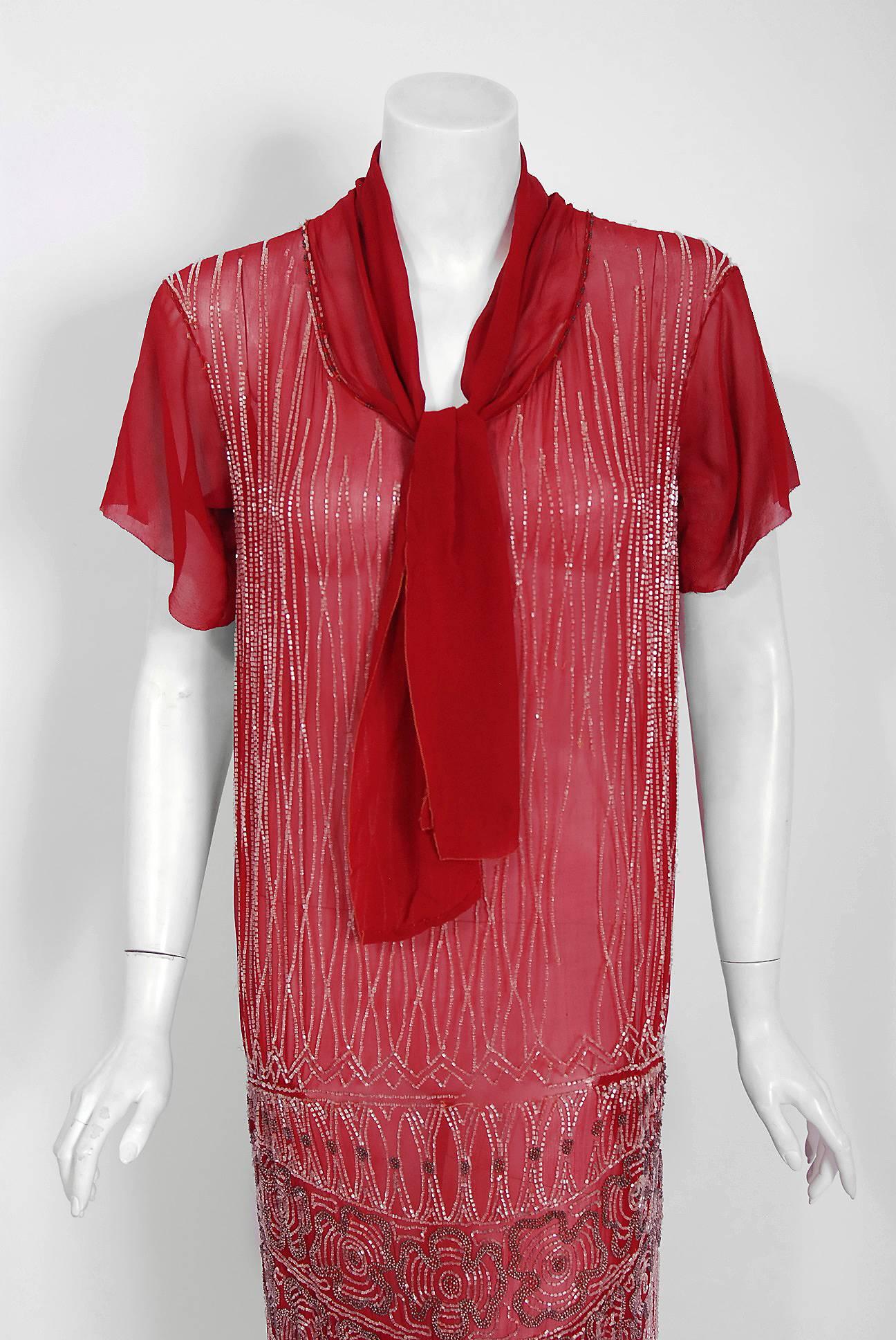 Rouge Robe de soirée vintage couture rouge bourgogne perlée en soie transparente avec nœud de foulard, années 1920