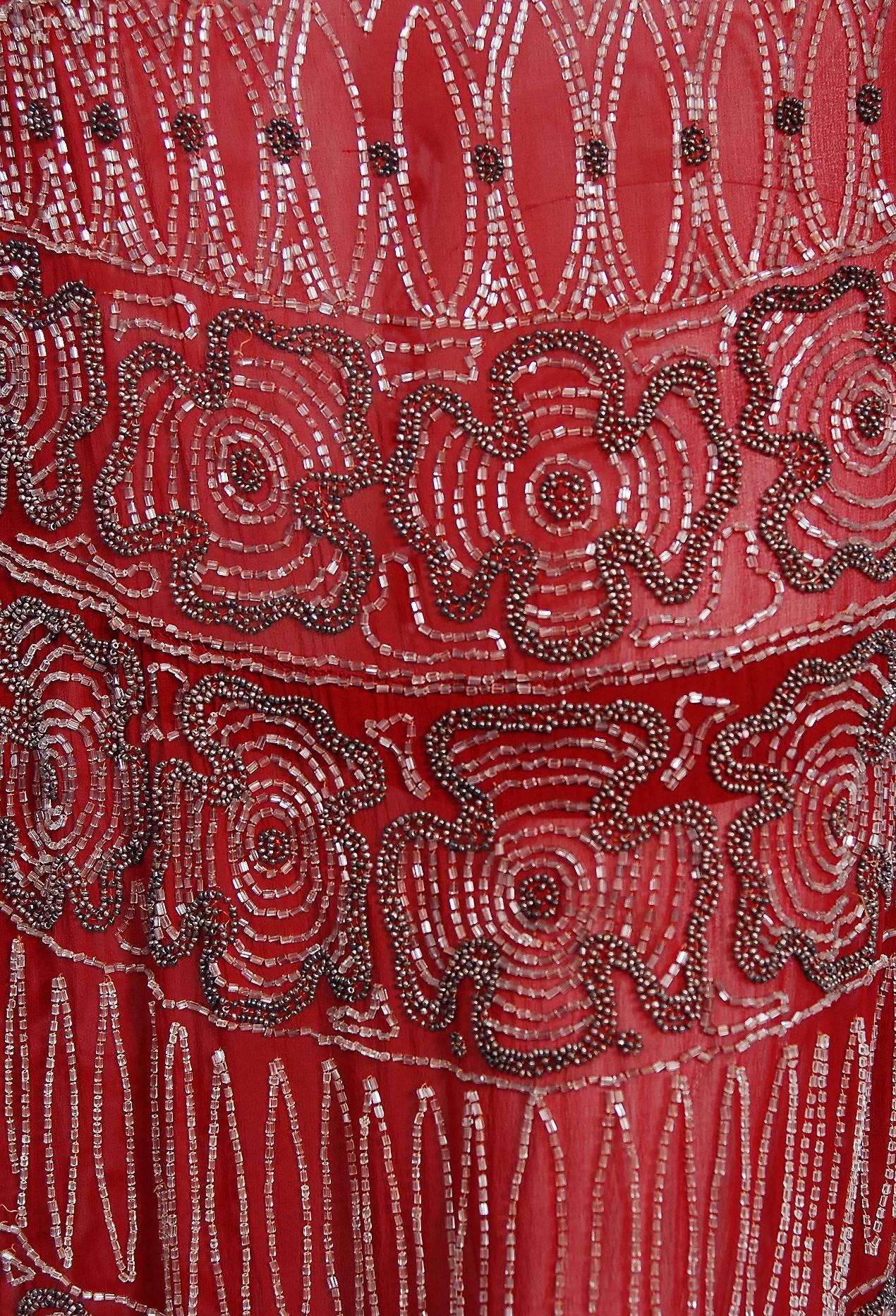 Robe de soirée vintage couture rouge bourgogne perlée en soie transparente avec nœud de foulard, années 1920 1