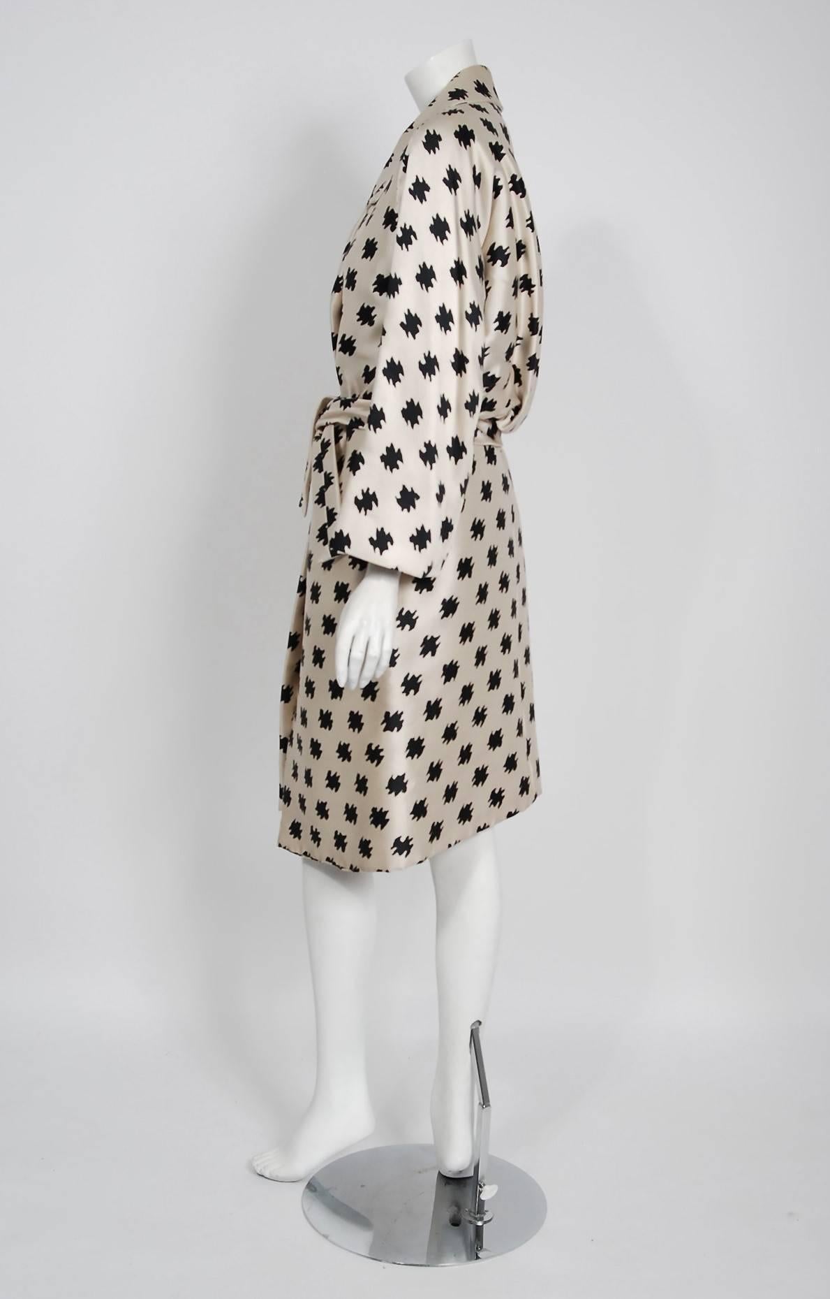 1965 Antonio Castillo Haute-Couture Black White Graphic Silk Belted Trench Coat In Excellent Condition In Beverly Hills, CA