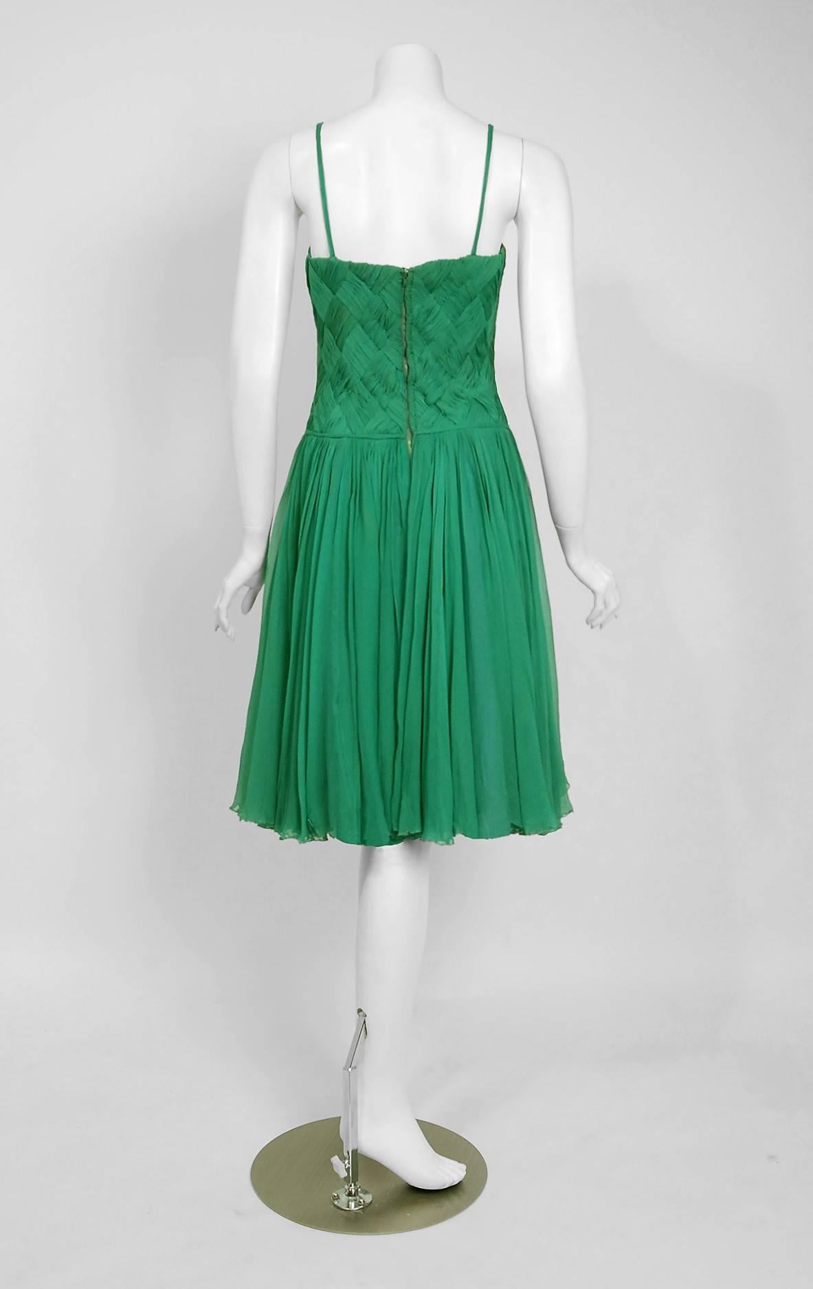 1960er Carven Couture Meerschaumgrünes Seidenchiffonkleid mit vollem Rock aus Bändern Damen