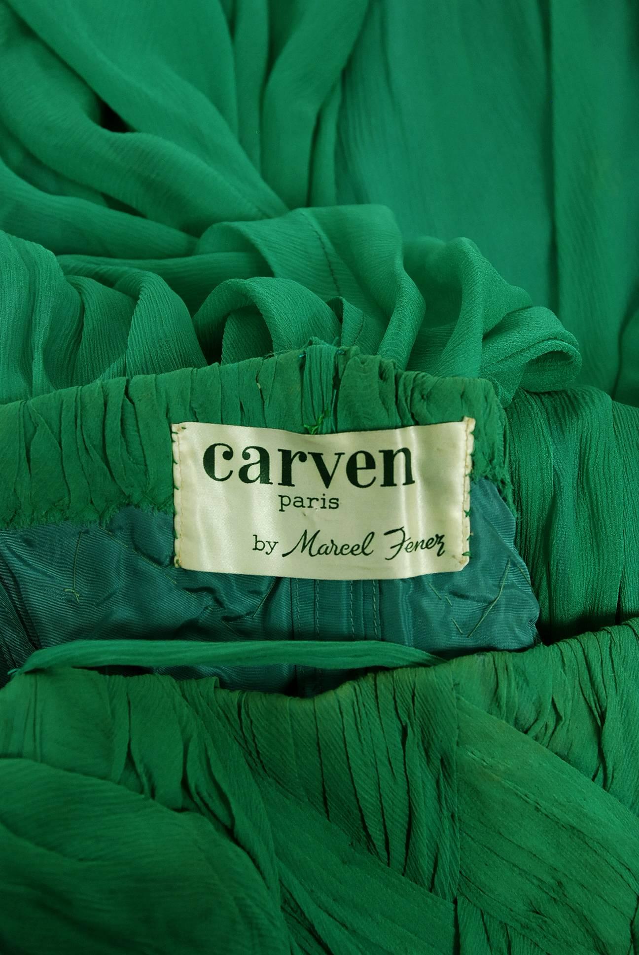 1960er Carven Couture Meerschaumgrünes Seidenchiffonkleid mit vollem Rock aus Bändern 1