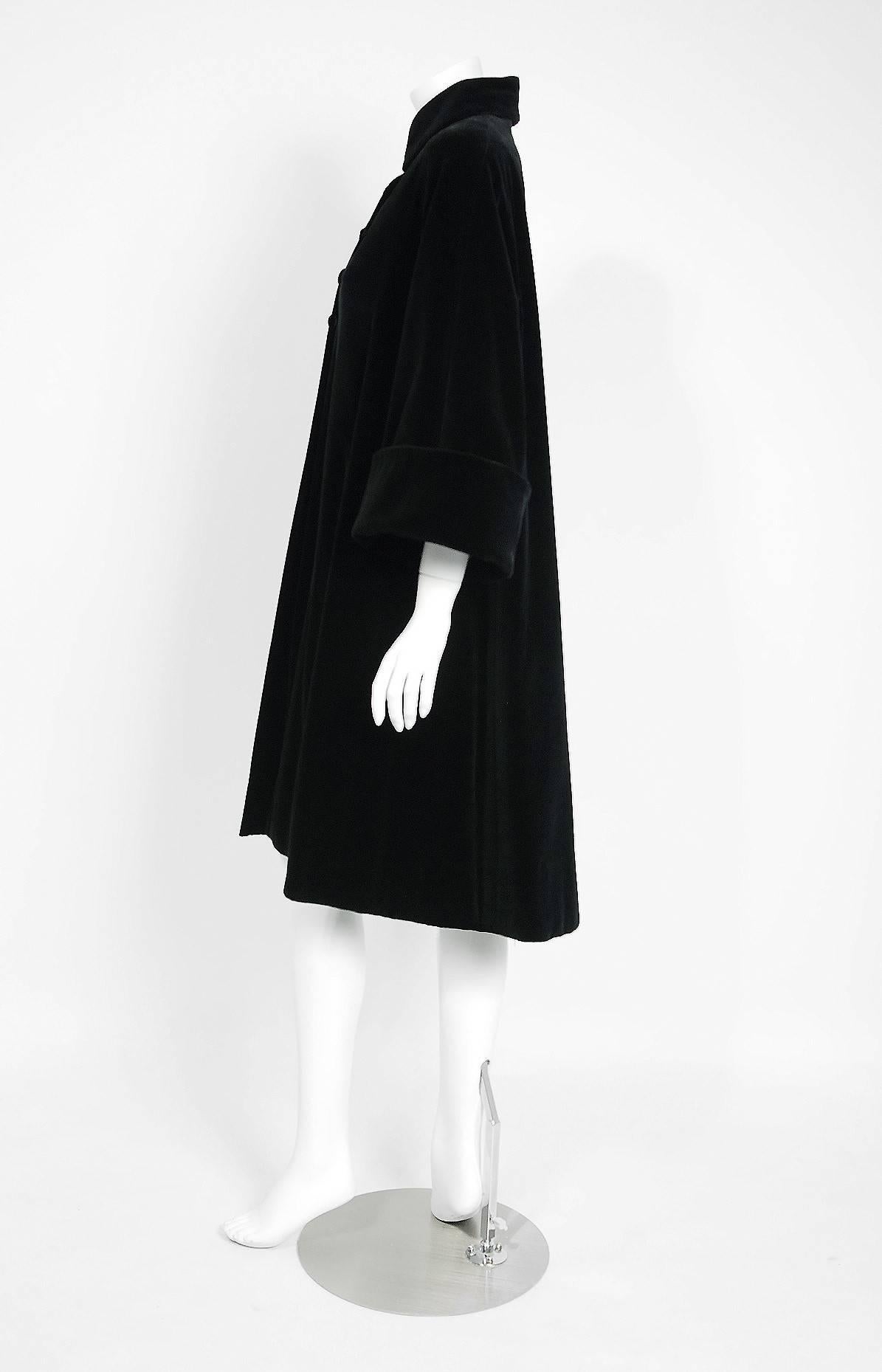 Vintage 1951 Pierre Balmain Haute Couture Black Velvet Wide-Cuff Swing Coat  For Sale 1