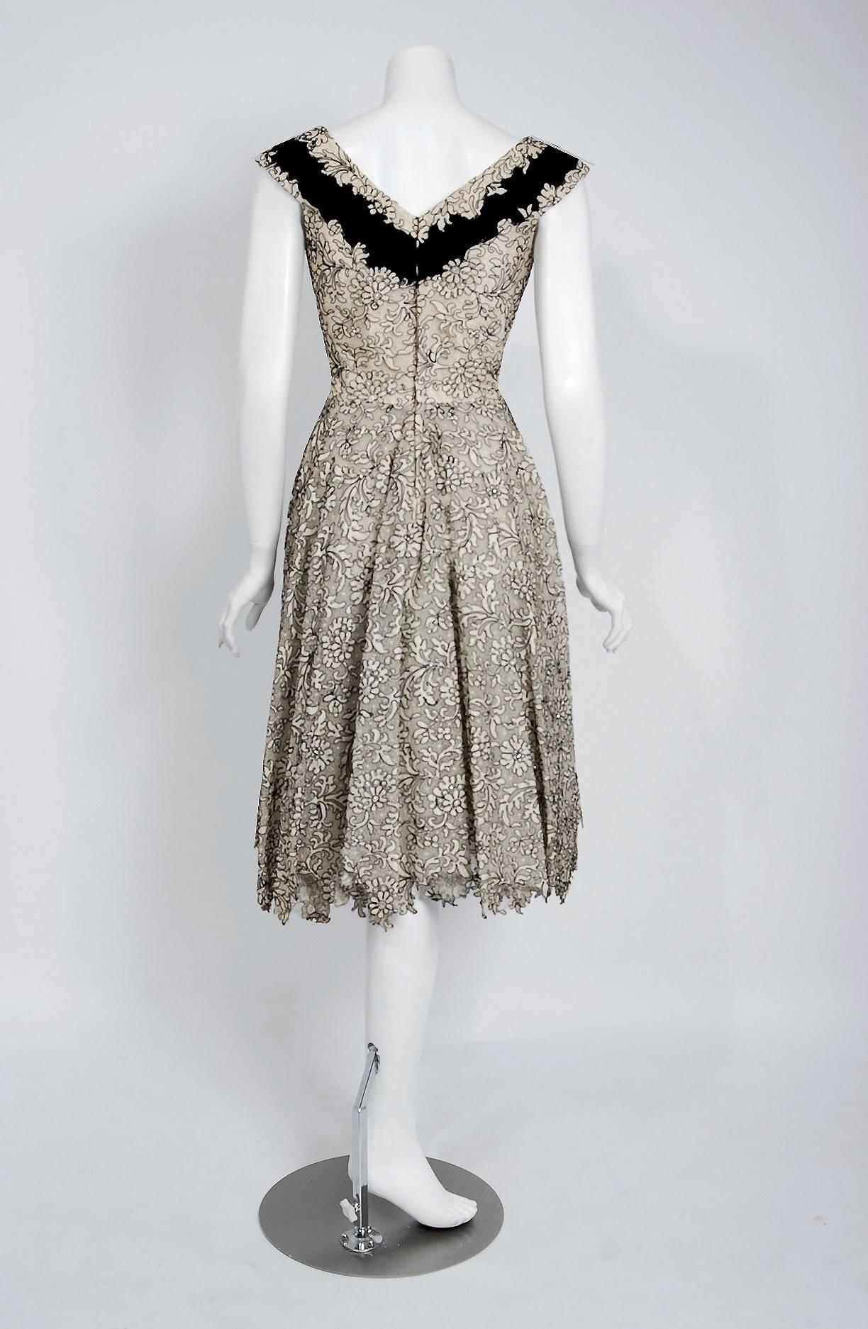 Vintage 1950's Elizabeth Arden Couture Ivory Lace & Black Velvet Scalloped Dress In Good Condition For Sale In Beverly Hills, CA