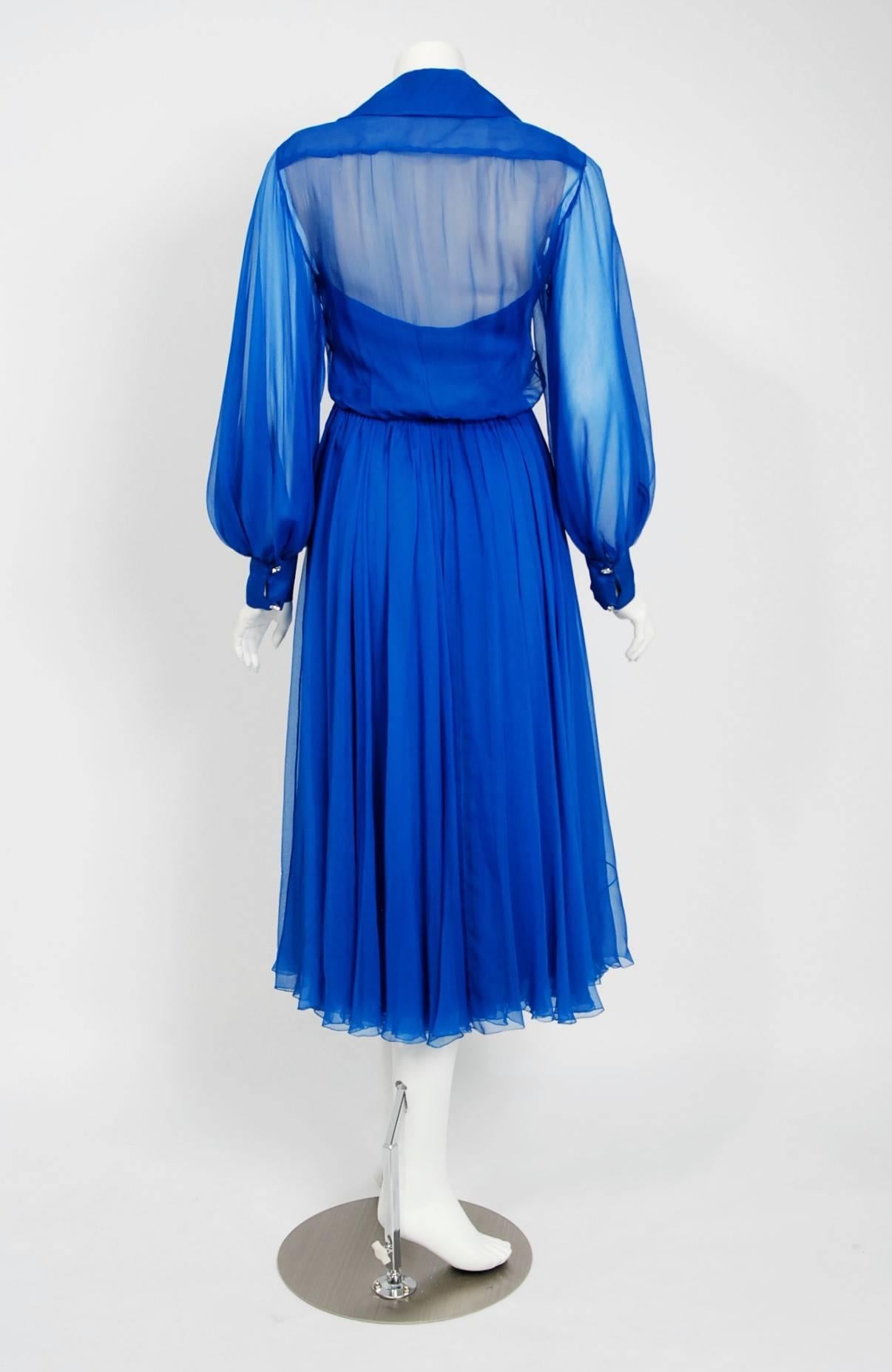 Vintage 1973 Christian Dior Couture Saphirblau Chiffon Billow-Sleeve Kleid im Zustand „Gut“ in Beverly Hills, CA