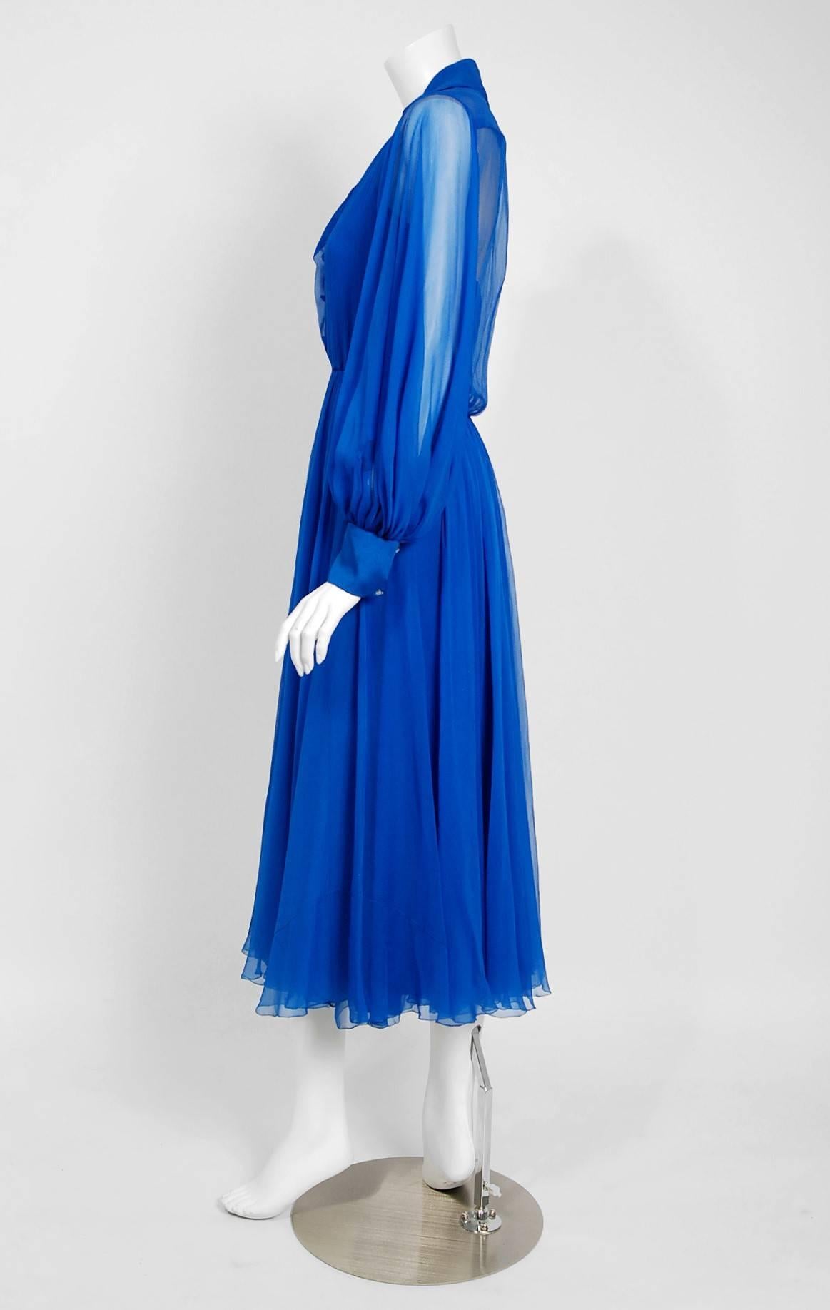 Vintage 1973 Christian Dior Couture Saphirblau Chiffon Billow-Sleeve Kleid (Blau)