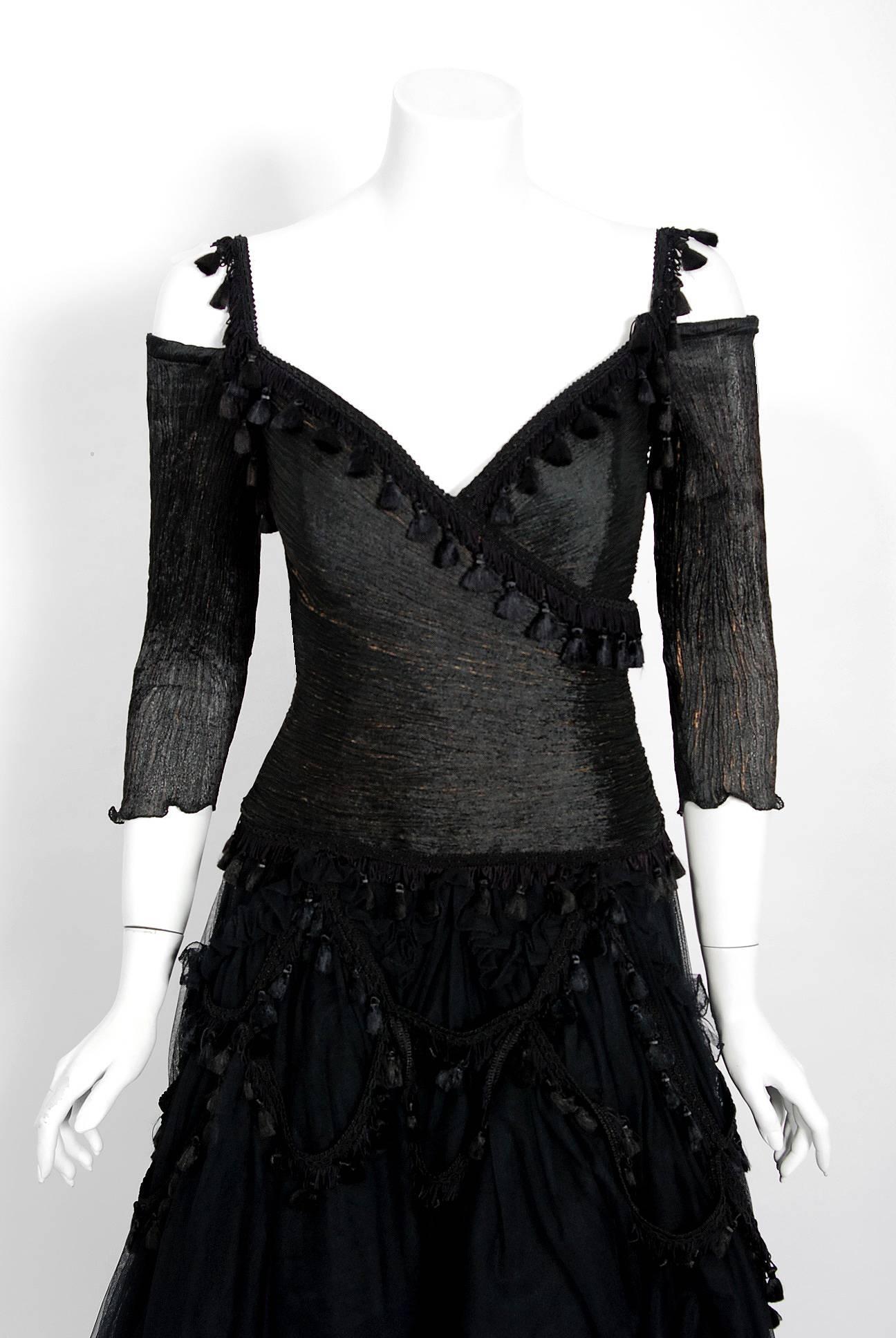 Noir Robe vintage Zandra Rhodes à épaules dénudées et épaules dénudées en tulle avec pompons et franges (années 1990) en vente