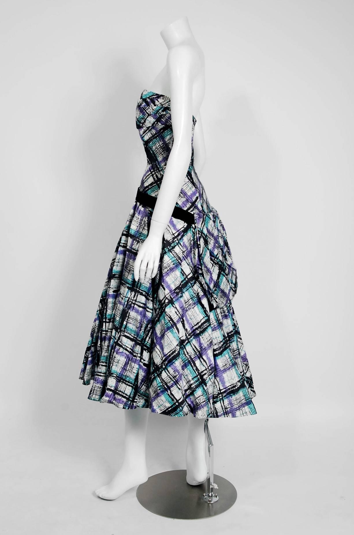 Trägerloses Kleid & Schal aus Baumwolle mit kariertem Print aus den 1950er Jahren mit Regalbüste und Büste im Zustand „Gut“ im Angebot in Beverly Hills, CA