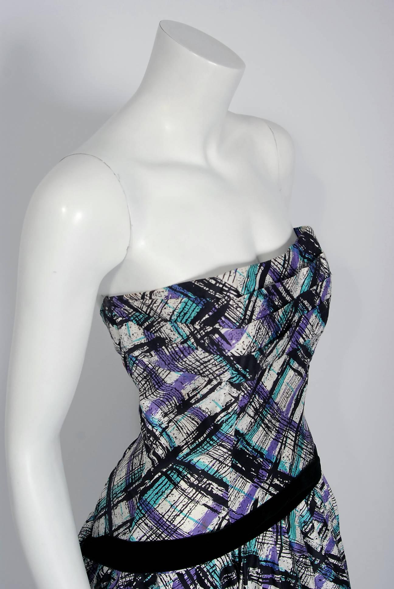 Trägerloses Kleid & Schal aus Baumwolle mit kariertem Print aus den 1950er Jahren mit Regalbüste und Büste (Schwarz) im Angebot