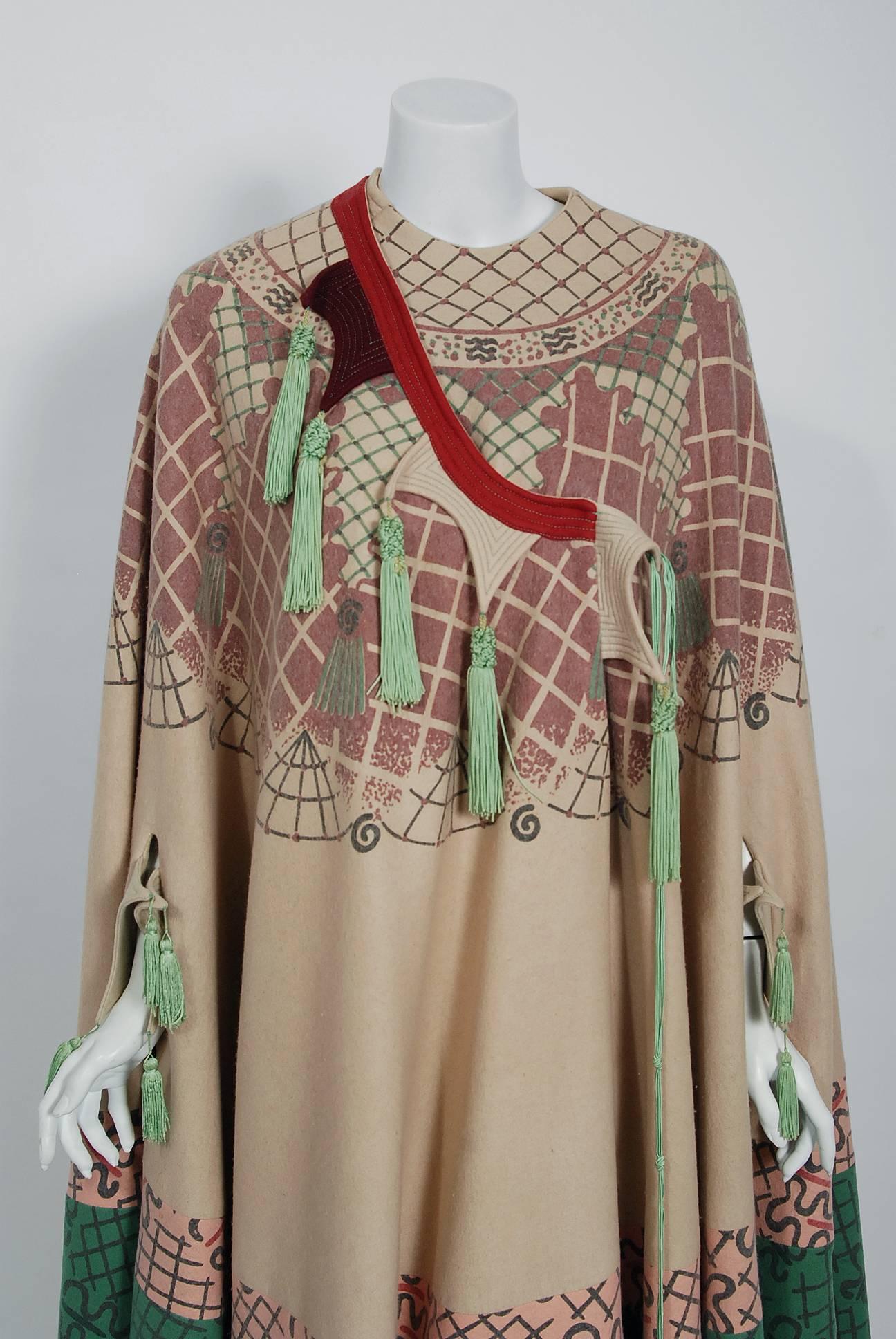 Vintage 1970 Zandra Rhodes Couture Graphic Print Wool Tassels Full-Length Cape Bon état - En vente à Beverly Hills, CA