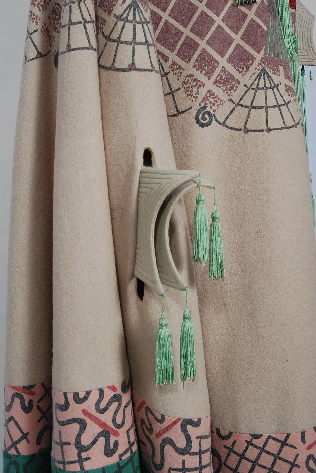 Vintage 1970 Zandra Rhodes Couture Graphic Print Wool Tassels Full-Length Cape en vente 2