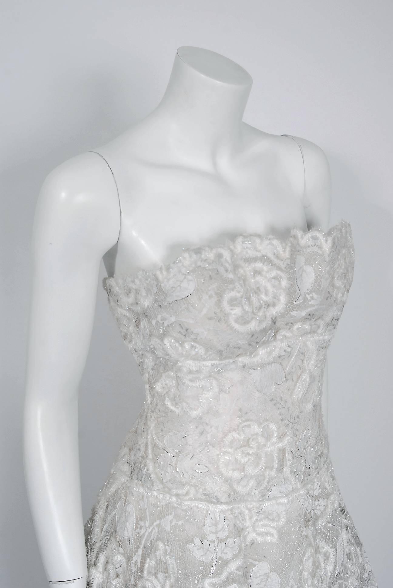Vintage 1960er Scaasi Couture Weißes trägerloses Brautkleid & Umhang aus bestickter Spitze, Vintage 2