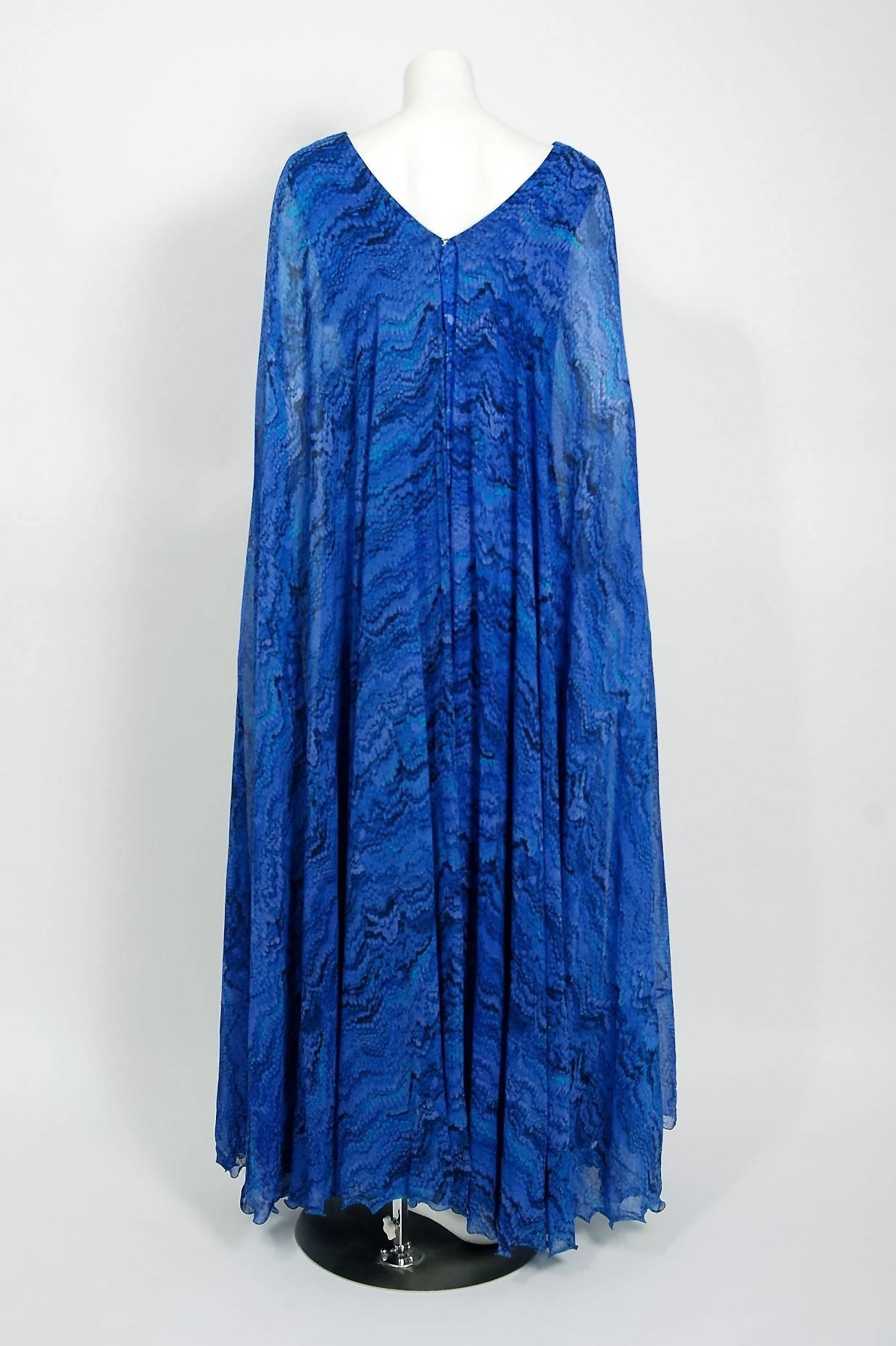 La Mendola, robe caftan vintage à imprimé papillon bleu violet, années 1970  Pour femmes en vente