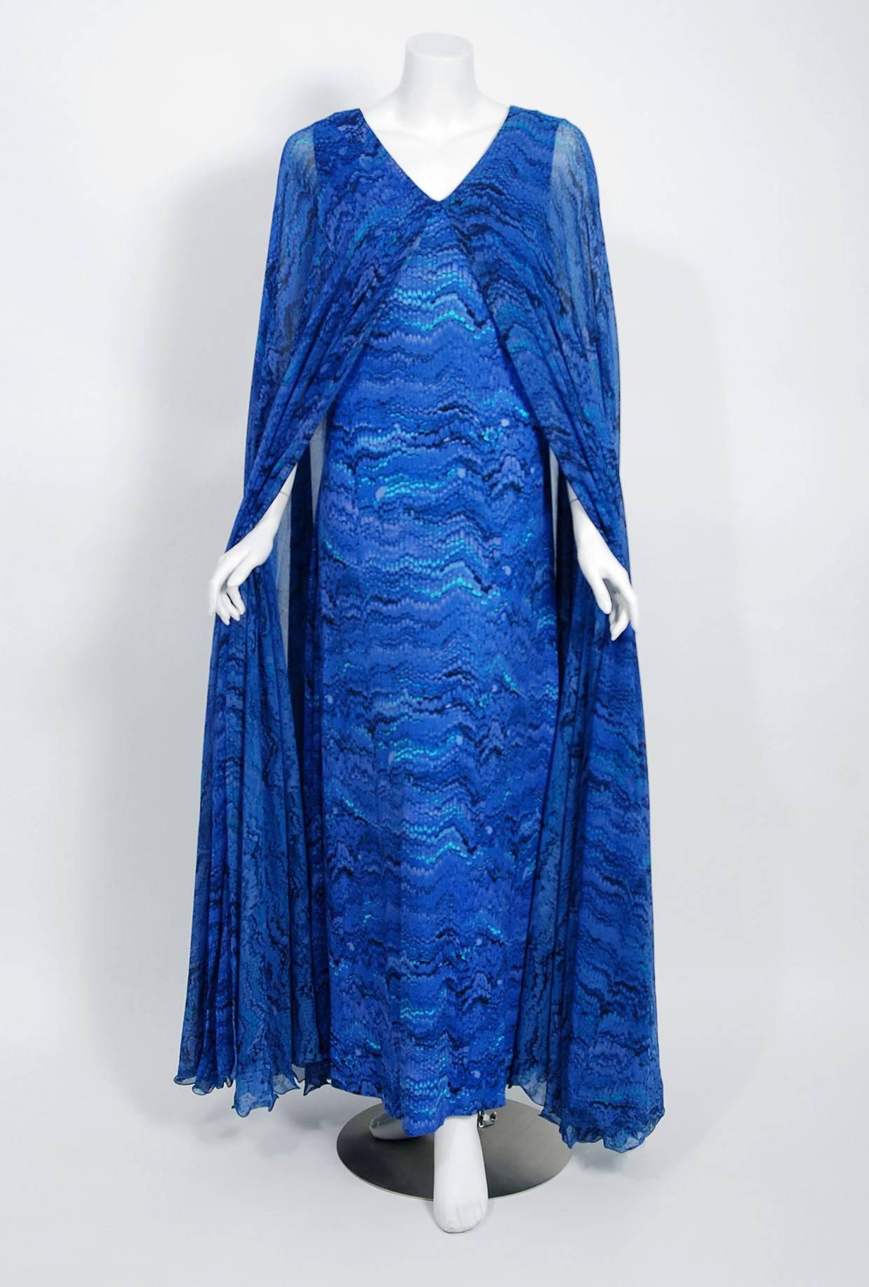 La Mendola, robe caftan vintage à imprimé papillon bleu violet, années 1970  Bon état - En vente à Beverly Hills, CA