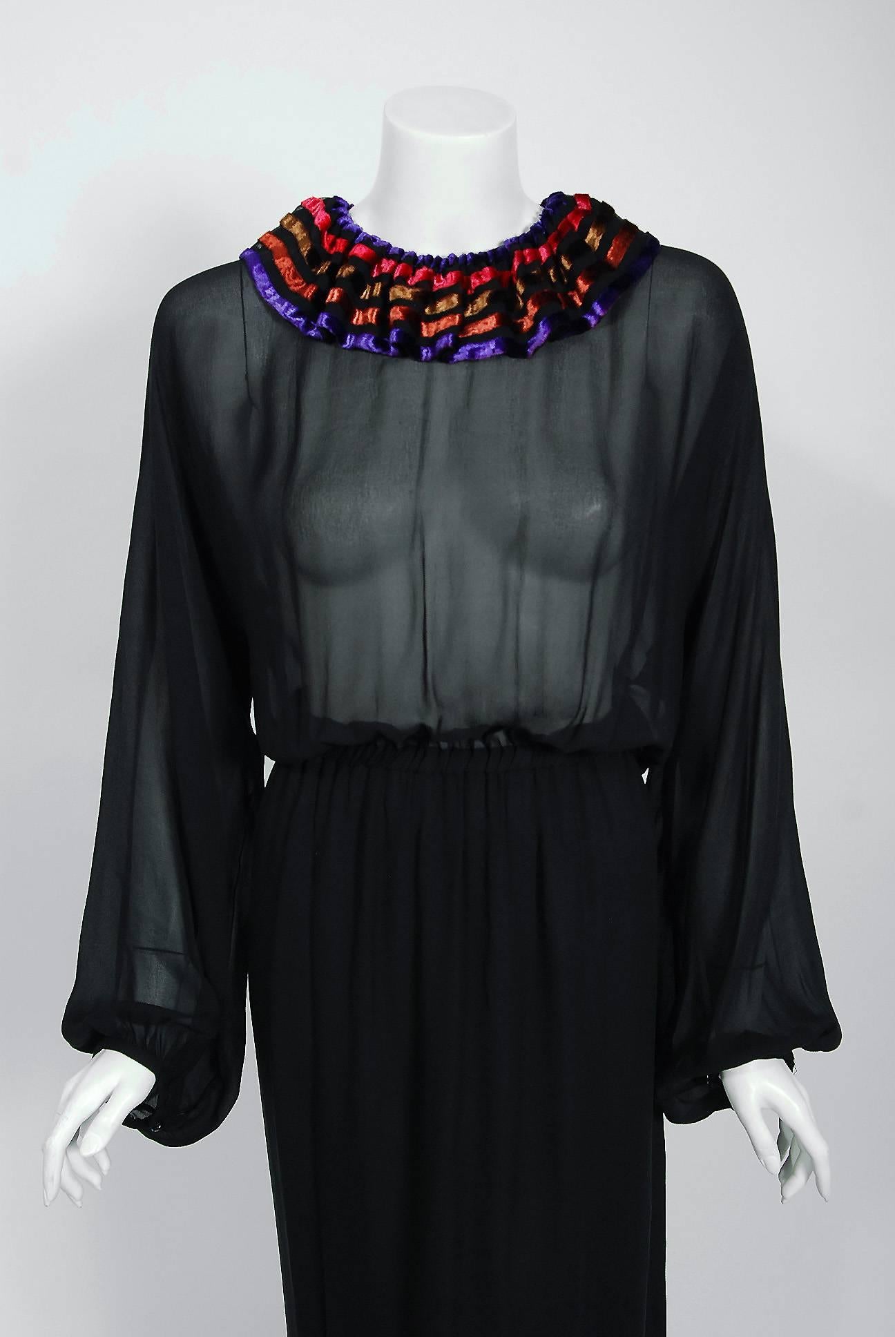Cette très belle robe Lanvin Couture en mousseline de soie transparente, issue de la collection automne-hiver 1978, est une pièce de choix. J'adore l'ambiance bohème chic mélangée à un raffinement élégant. La garniture en velours rayé ajoute la