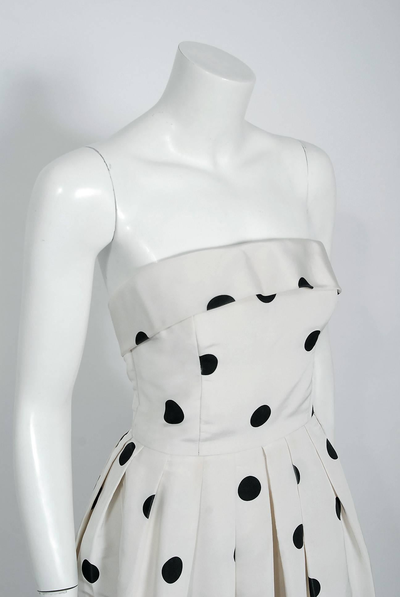 2000 Oscar de la Renta White Black Polka-Dot Print Silk Strapless Gown & Shawl In Good Condition In Beverly Hills, CA