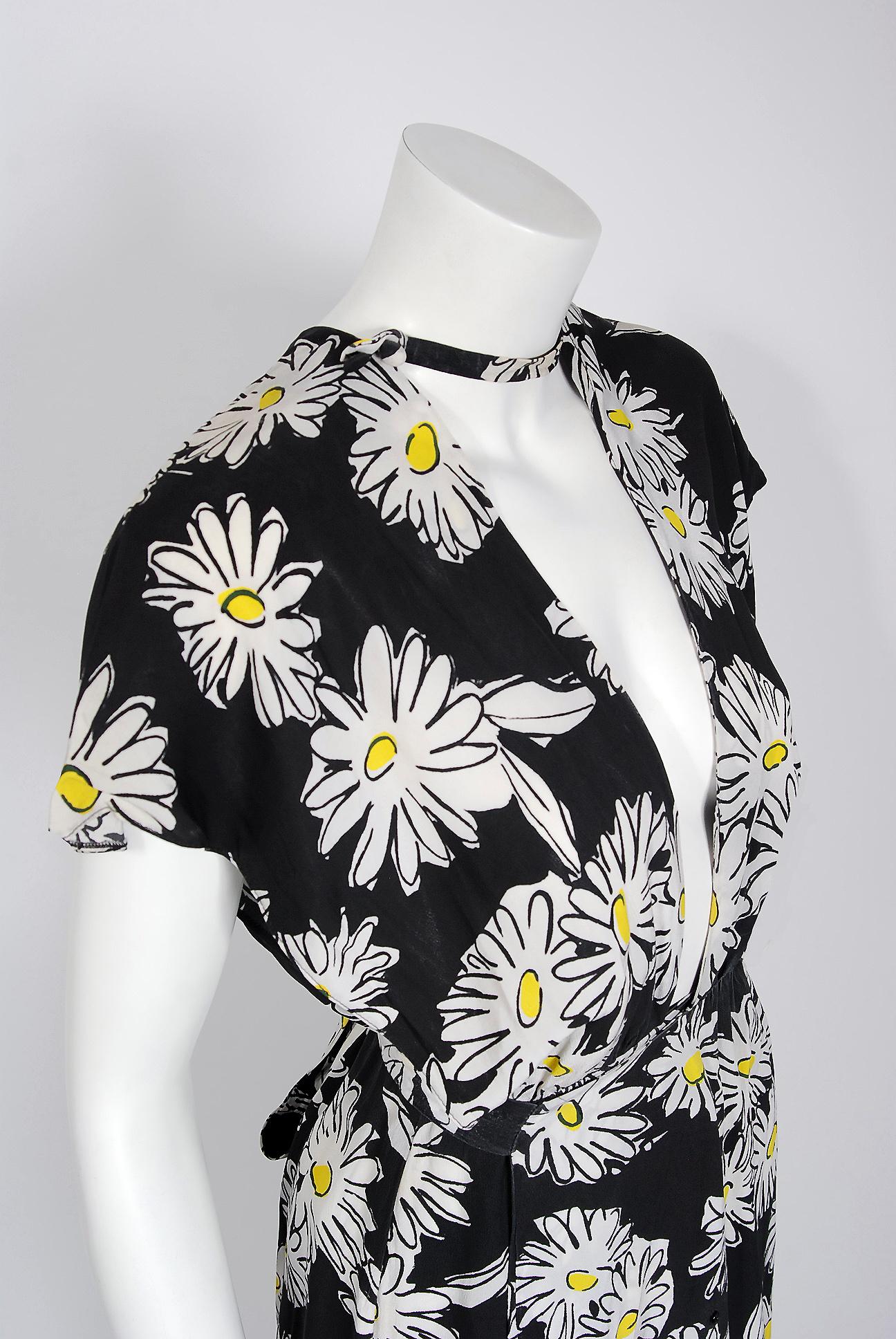 1974 Sheridan Barnett Daisy Print Crepe Wrap Dress Worn By Angelica Huston In Good Condition In Beverly Hills, CA