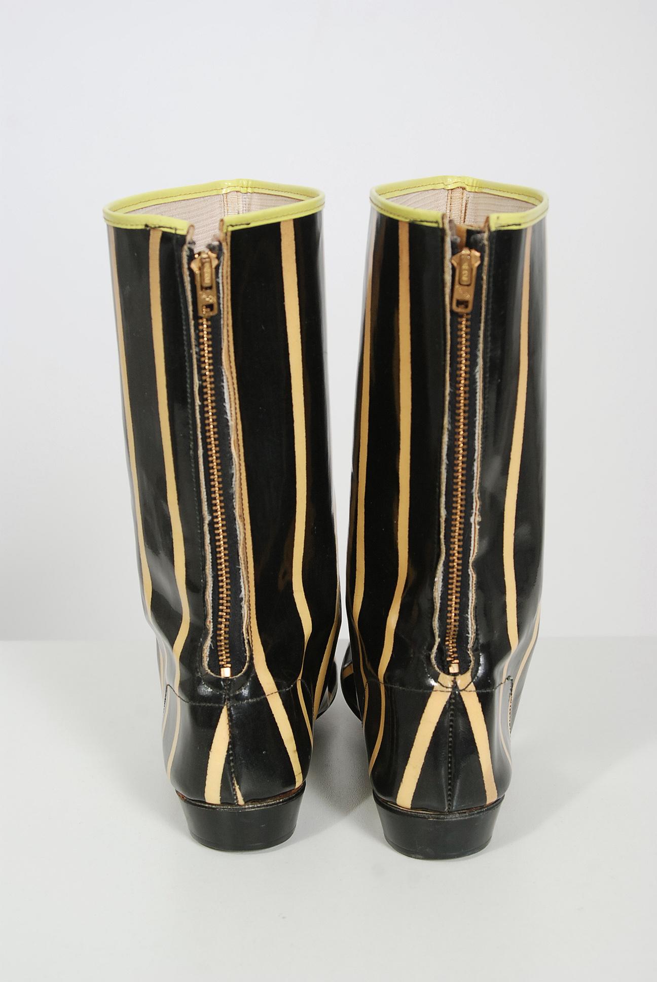 1960's Glow In The Dark Yellow & Black Striped Vinyl Mod Flat Boots Purse Set  In Excellent Condition In Beverly Hills, CA