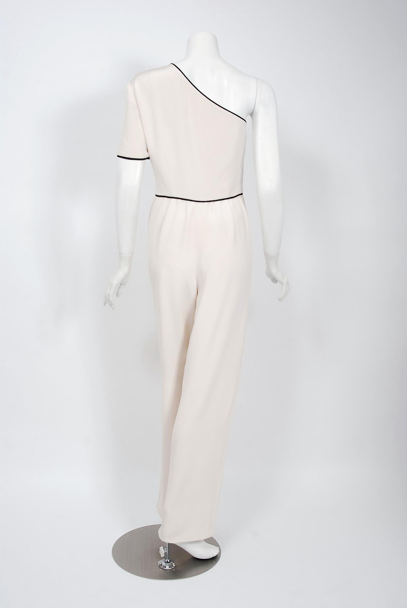 Vintage 1979 Bill Blass Couture Ivory Silk One-Shoulder Asymmetric Jumpsuit In Good Condition In Beverly Hills, CA