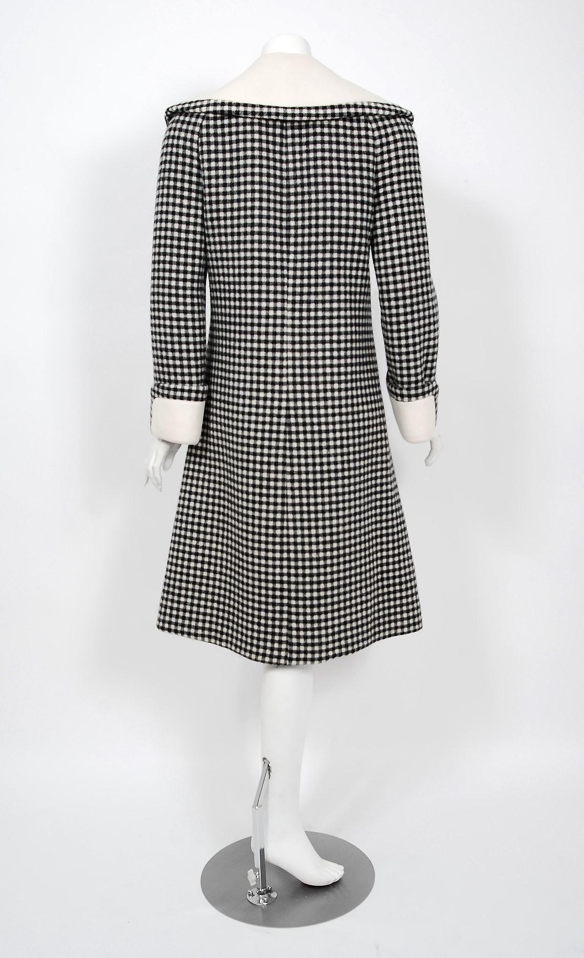 Vintage 1972 Geoffrey Beene Documented Checkered Wool Double-Breasted Mod Coat In Good Condition For Sale In Beverly Hills, CA