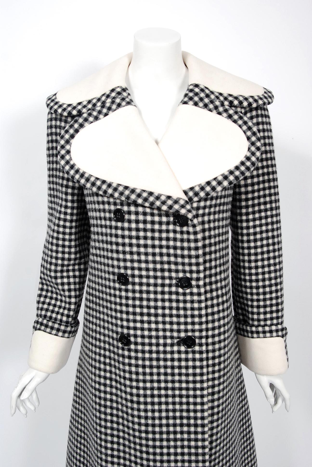 Nero Archivi 1972 Geoffrey Beene documentato Cappotto doppiopetto in lana a scacchi Mod in vendita