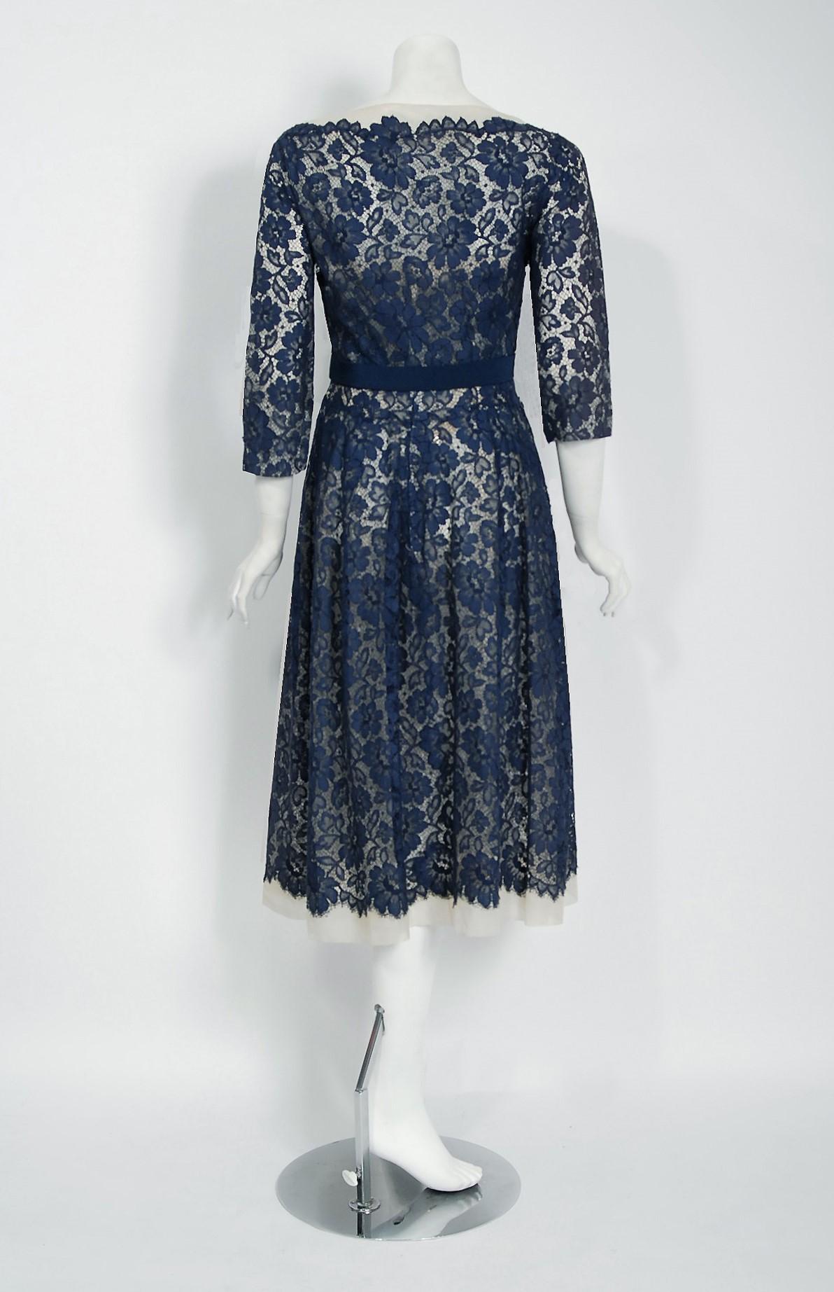 Vintage 1959 Pierre Balmain Paris Marineblaues trägerloses Kleid & Jacke mit Spitzen-Illusion im Angebot 1