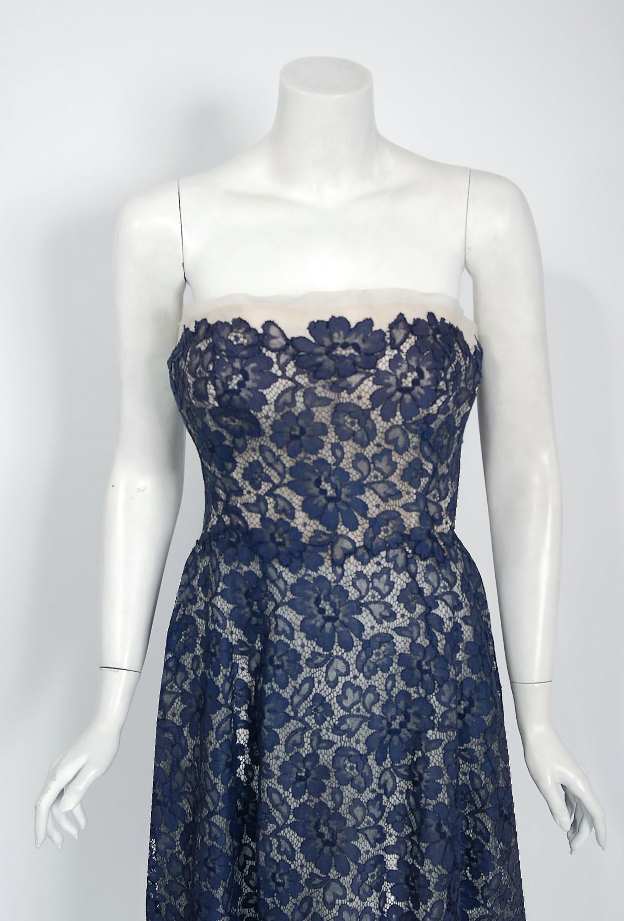 Vintage 1959 Pierre Balmain Paris Marineblaues trägerloses Kleid & Jacke mit Spitzen-Illusion Damen im Angebot