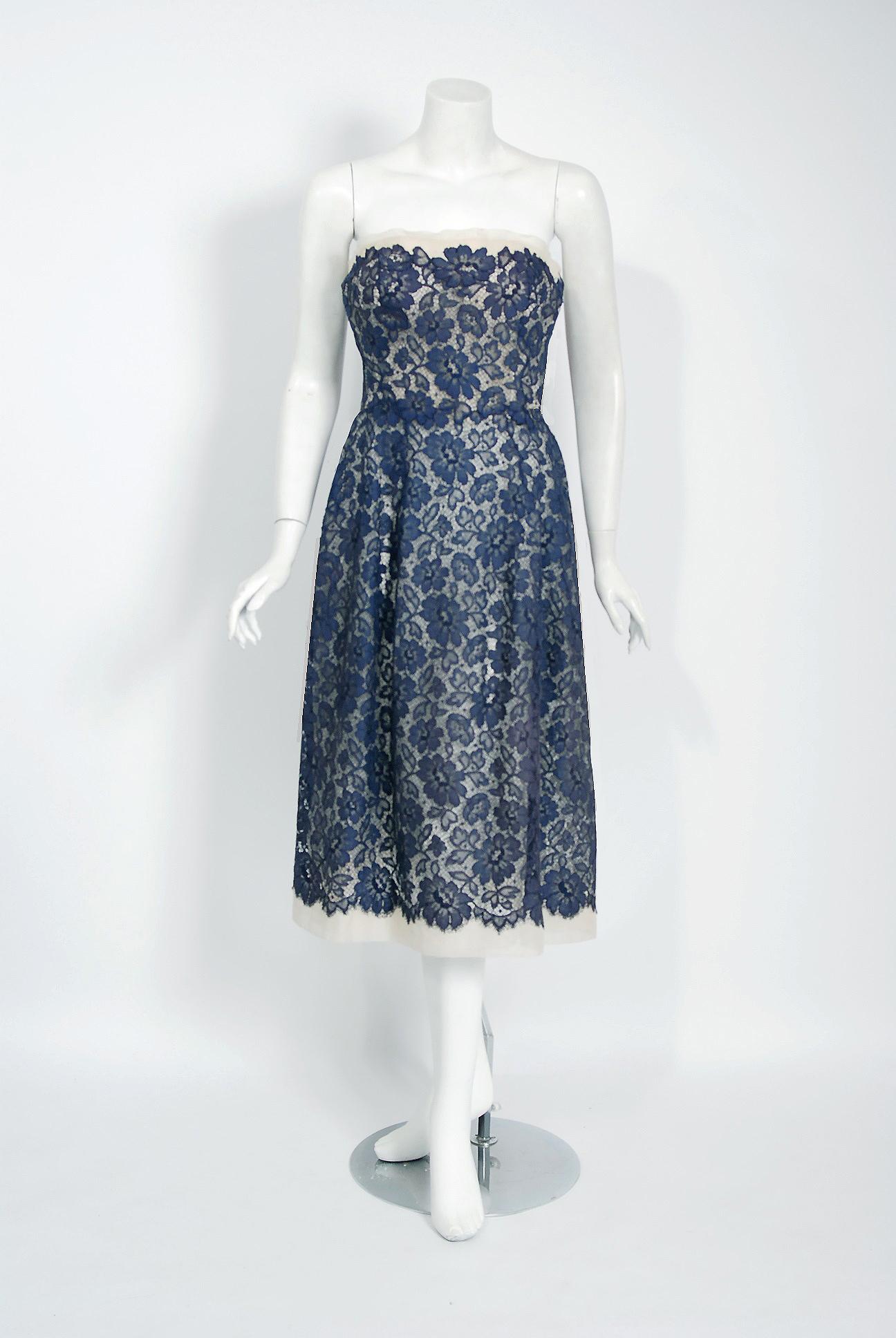 Vintage 1959 Pierre Balmain Paris Marineblaues trägerloses Kleid & Jacke mit Spitzen-Illusion im Zustand „Gut“ im Angebot in Beverly Hills, CA