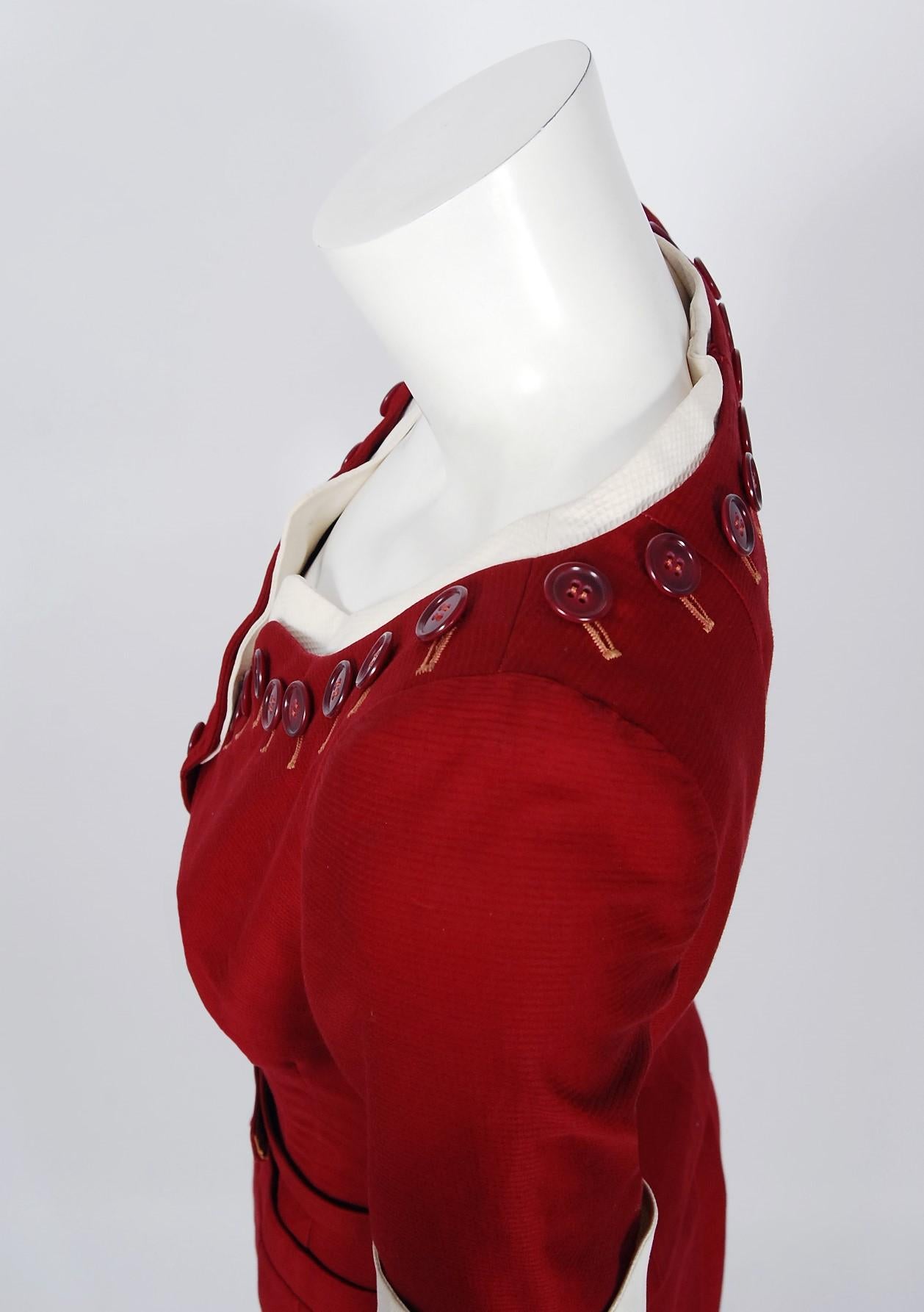 1940er Paul Parnes Burgunderfarbenes Kleid mit Knopfkragen und Gürtel aus strukturierter Baumwolle Ensemble Damen