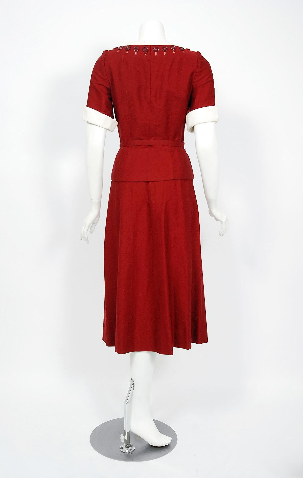 1940er Paul Parnes Burgunderfarbenes Kleid mit Knopfkragen und Gürtel aus strukturierter Baumwolle Ensemble 2