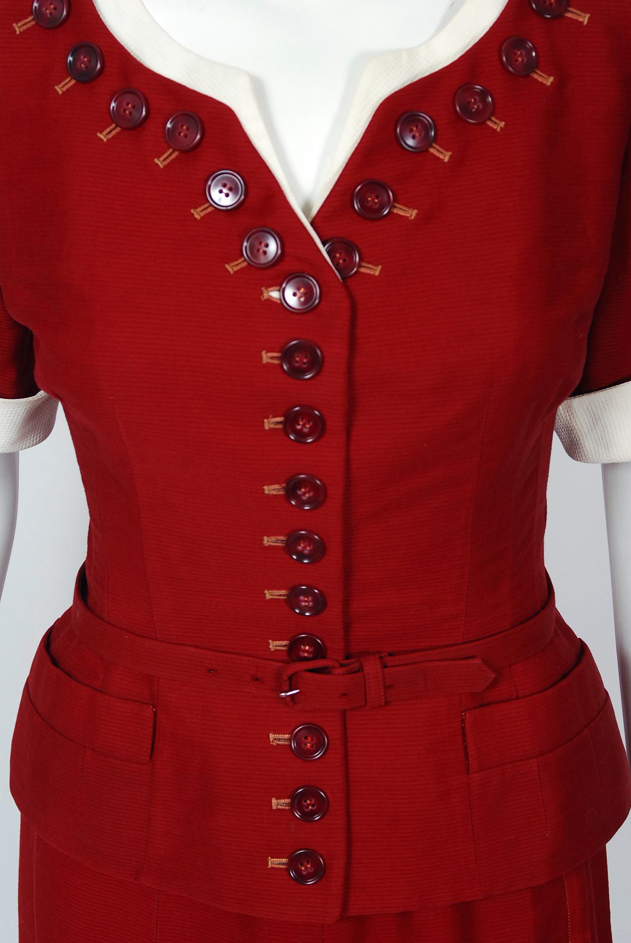 1940er Paul Parnes Burgunderfarbenes Kleid mit Knopfkragen und Gürtel aus strukturierter Baumwolle Ensemble im Zustand „Hervorragend“ in Beverly Hills, CA