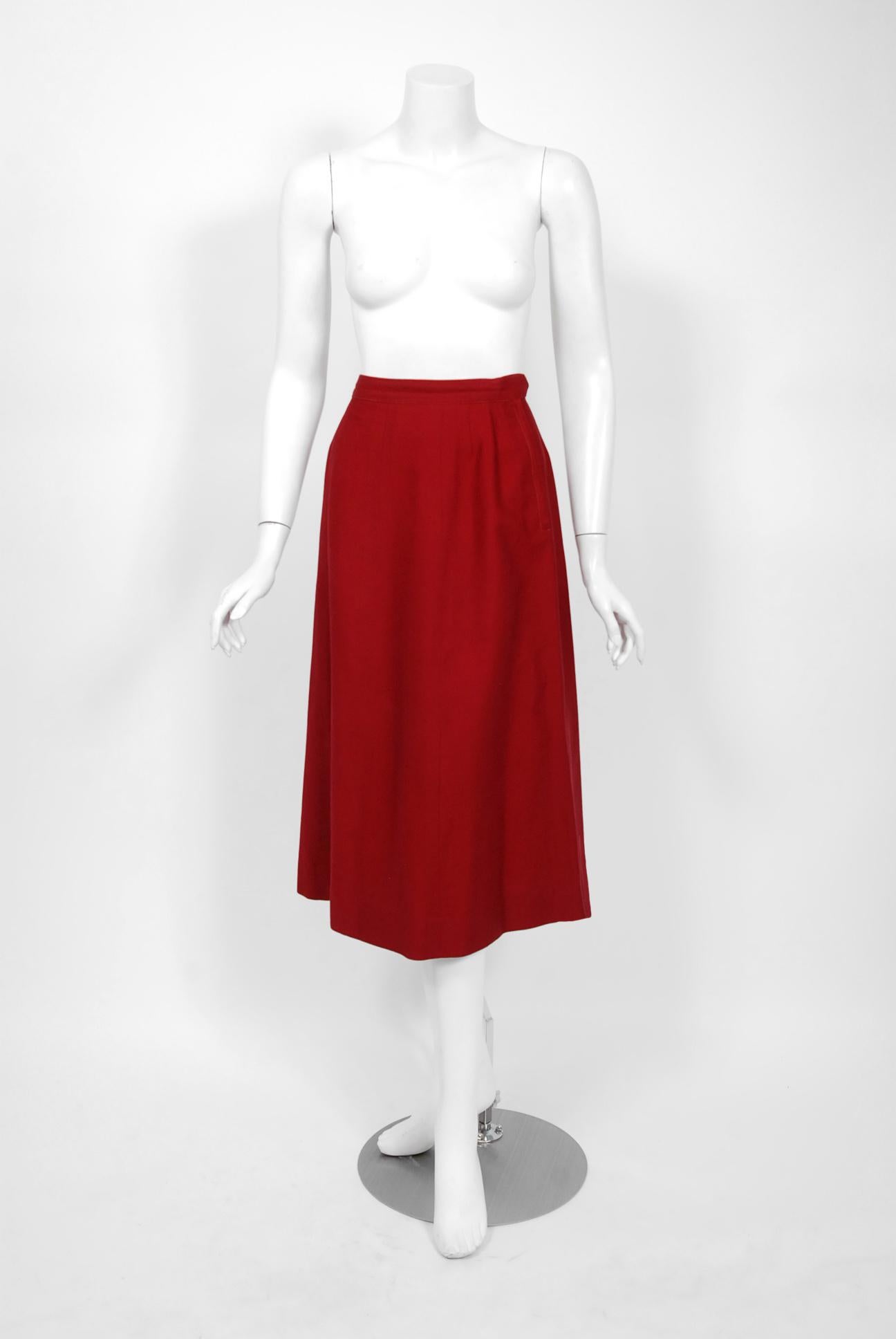 1940er Paul Parnes Burgunderfarbenes Kleid mit Knopfkragen und Gürtel aus strukturierter Baumwolle Ensemble 1