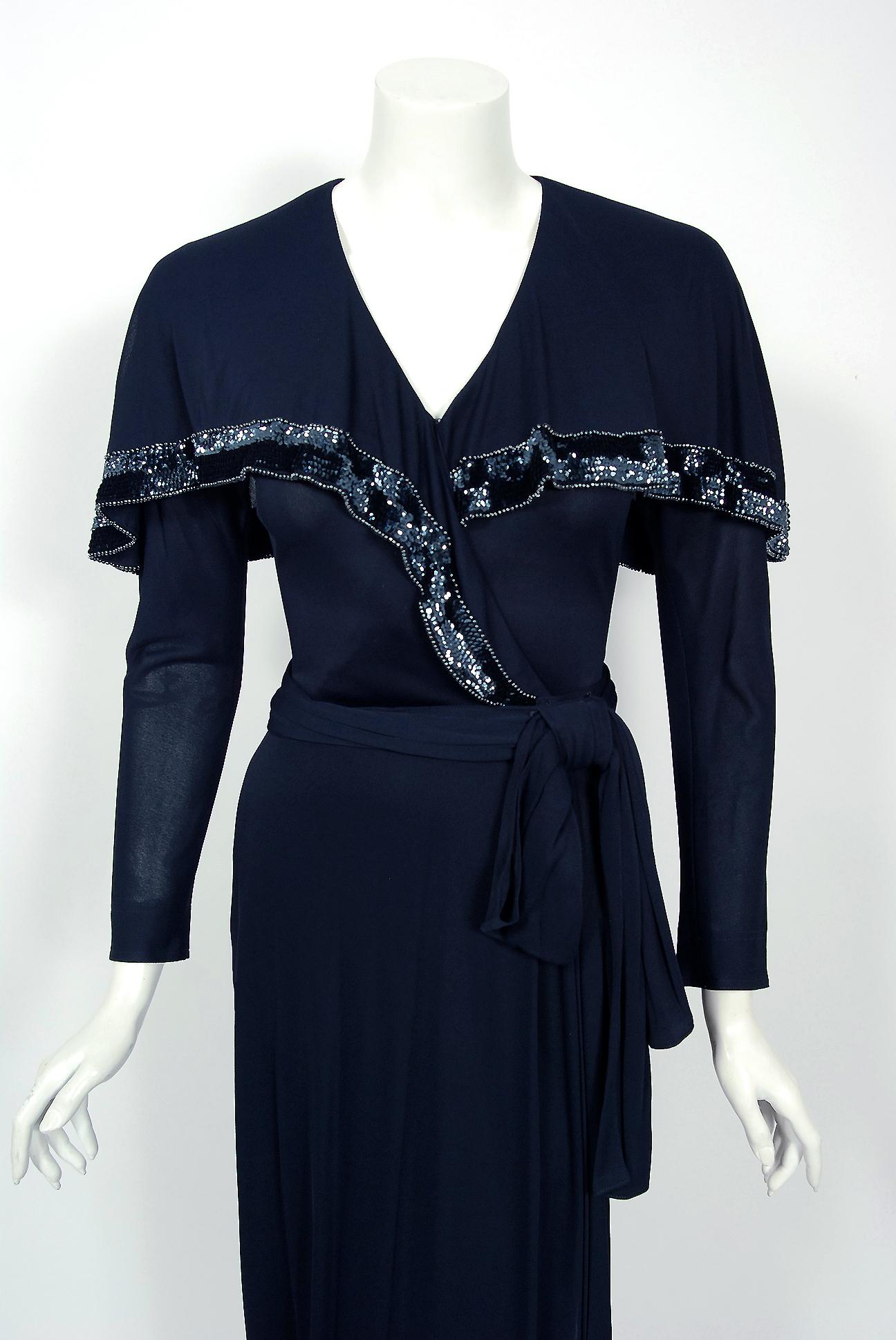 Une magnifique robe en jersey de soie de la créatrice Jean Muir, datant de 1977, avec les étiquettes de prix d'origine de 2895 $ encore attachées. L'autodidacte Muir s'est fait un nom dans les années 1960, se créant une réputation pour ses vêtements