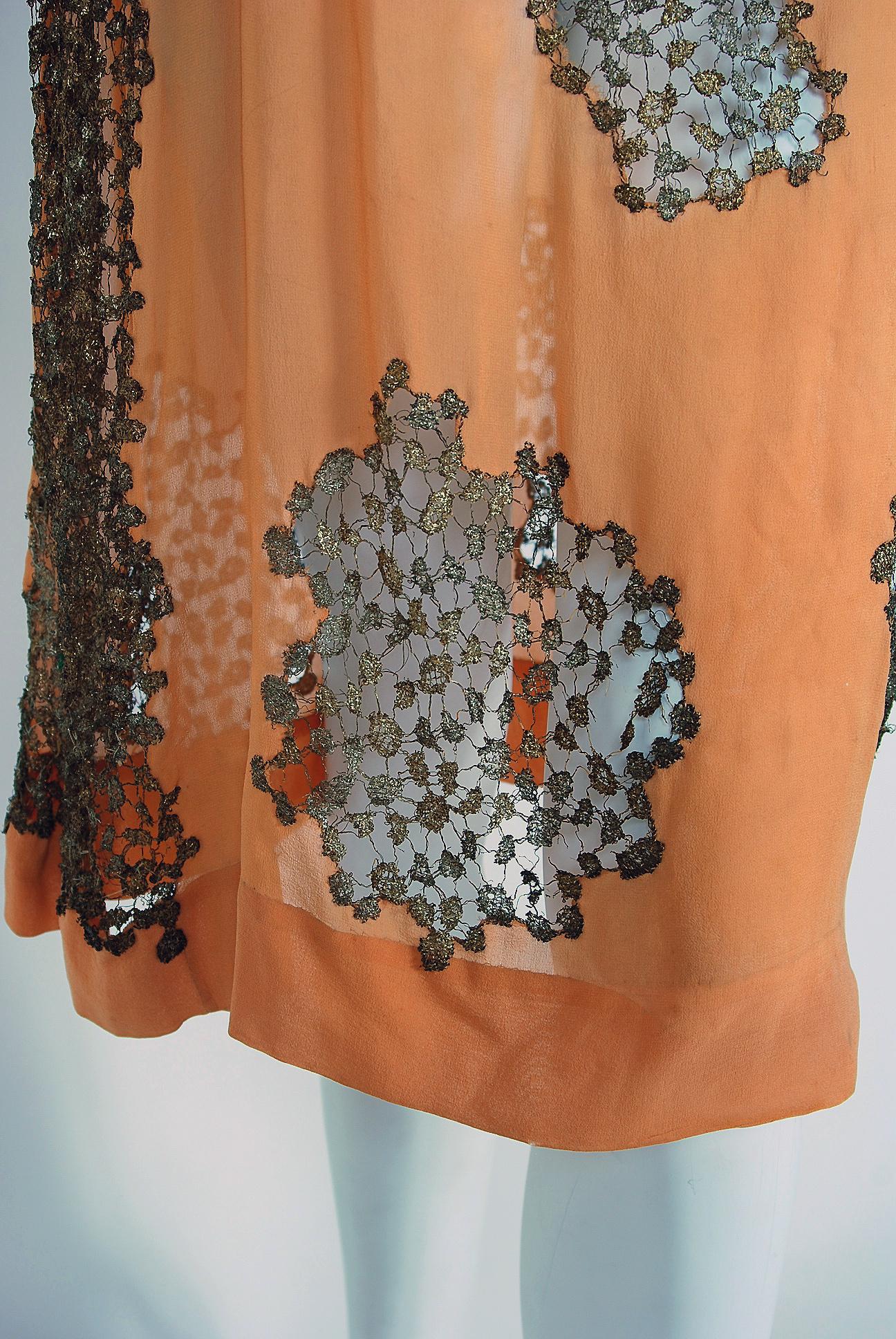 Robe vintage Goupy French Couture des années 1920 en soie mandarine et dentelle or métallique  Pour femmes en vente