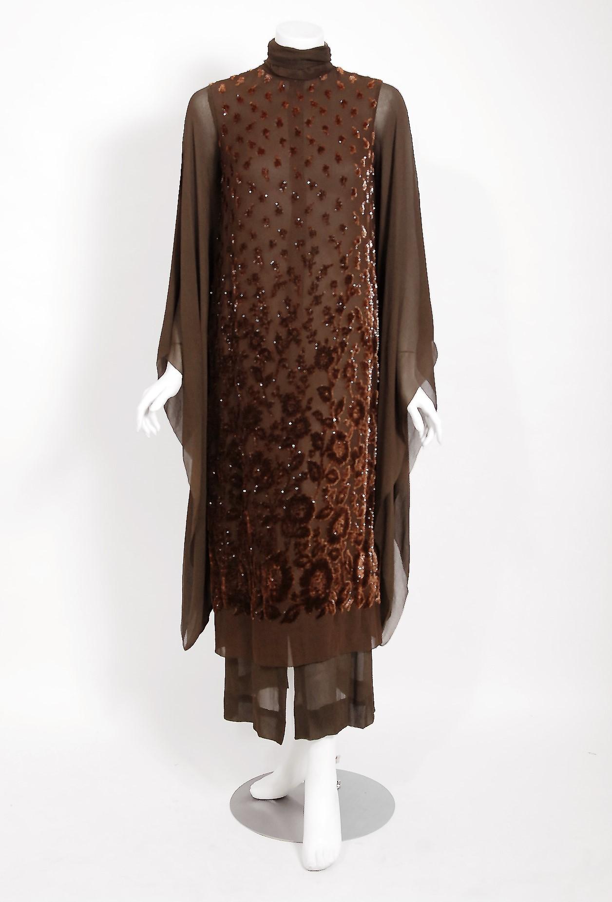1969 Christian Dior Haute-Couture Brown Floral Flocked Silk Kimono Sleeve Gown (Schwarz)