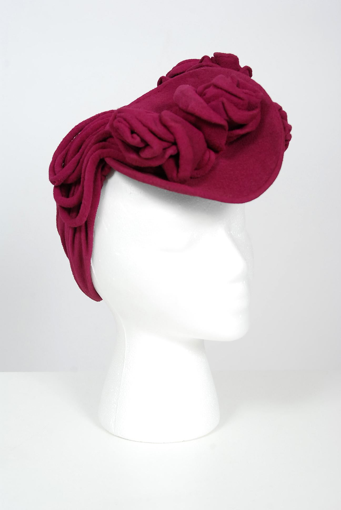 1940's Howard Hodge Purple Roses Bouquet Jersey-Knit Tilt Top Headpiece Hat In Good Condition In Beverly Hills, CA