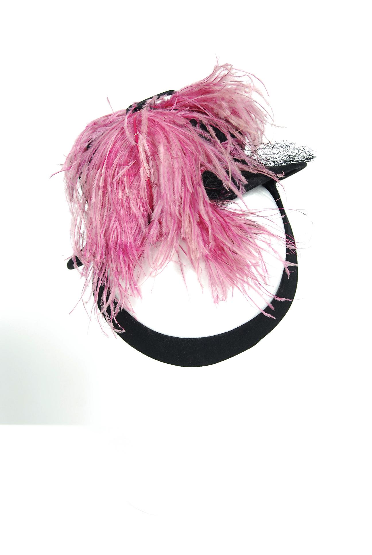 1940's Austelle Black Wool-Felt & Pink Ostrich-Feather Film Noir Tilt Toy Hat In Excellent Condition In Beverly Hills, CA