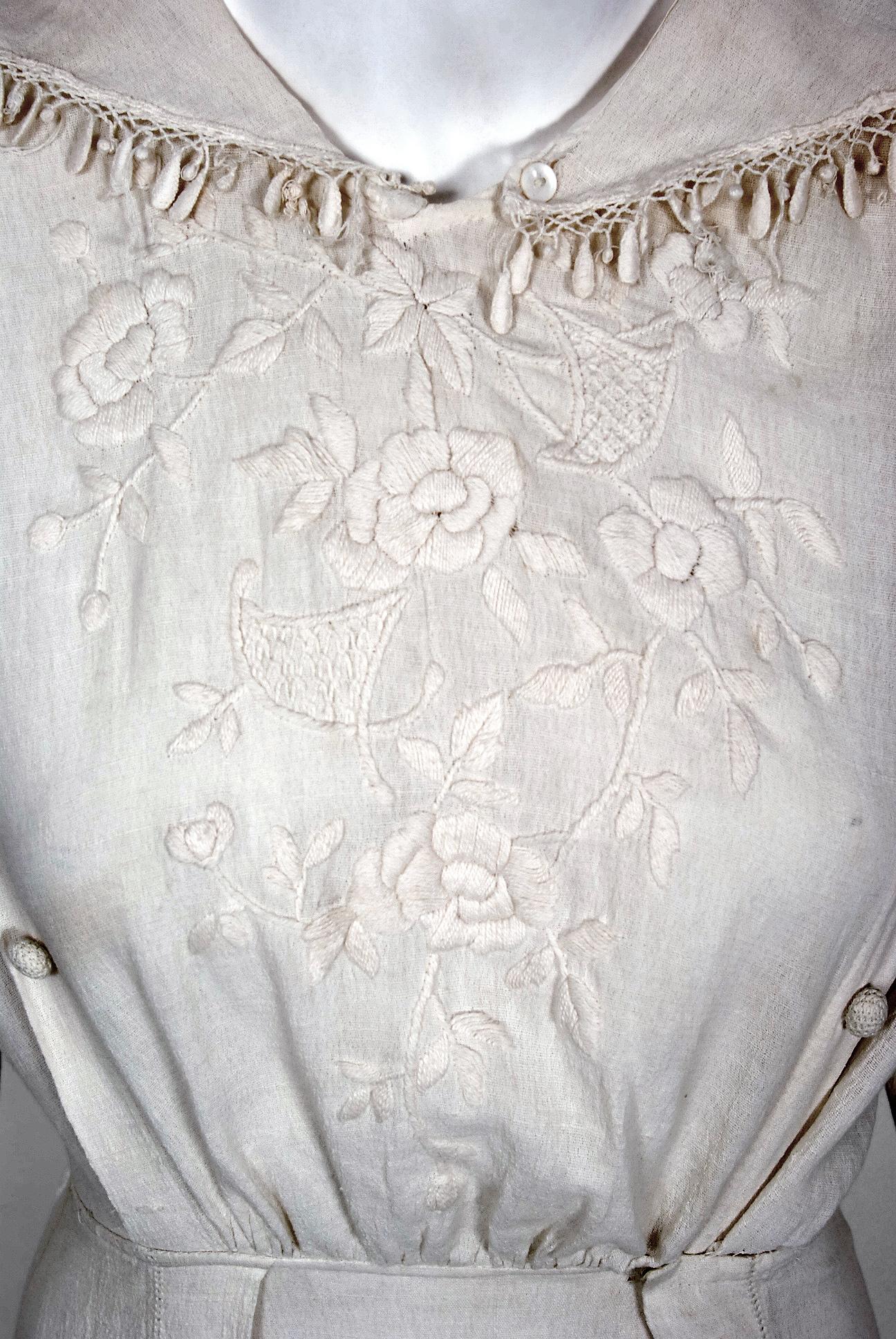 1916 Edwardian Ivory Embroidered Roses Silk Crepe Fringe Collar Tiered Gown In Good Condition In Beverly Hills, CA