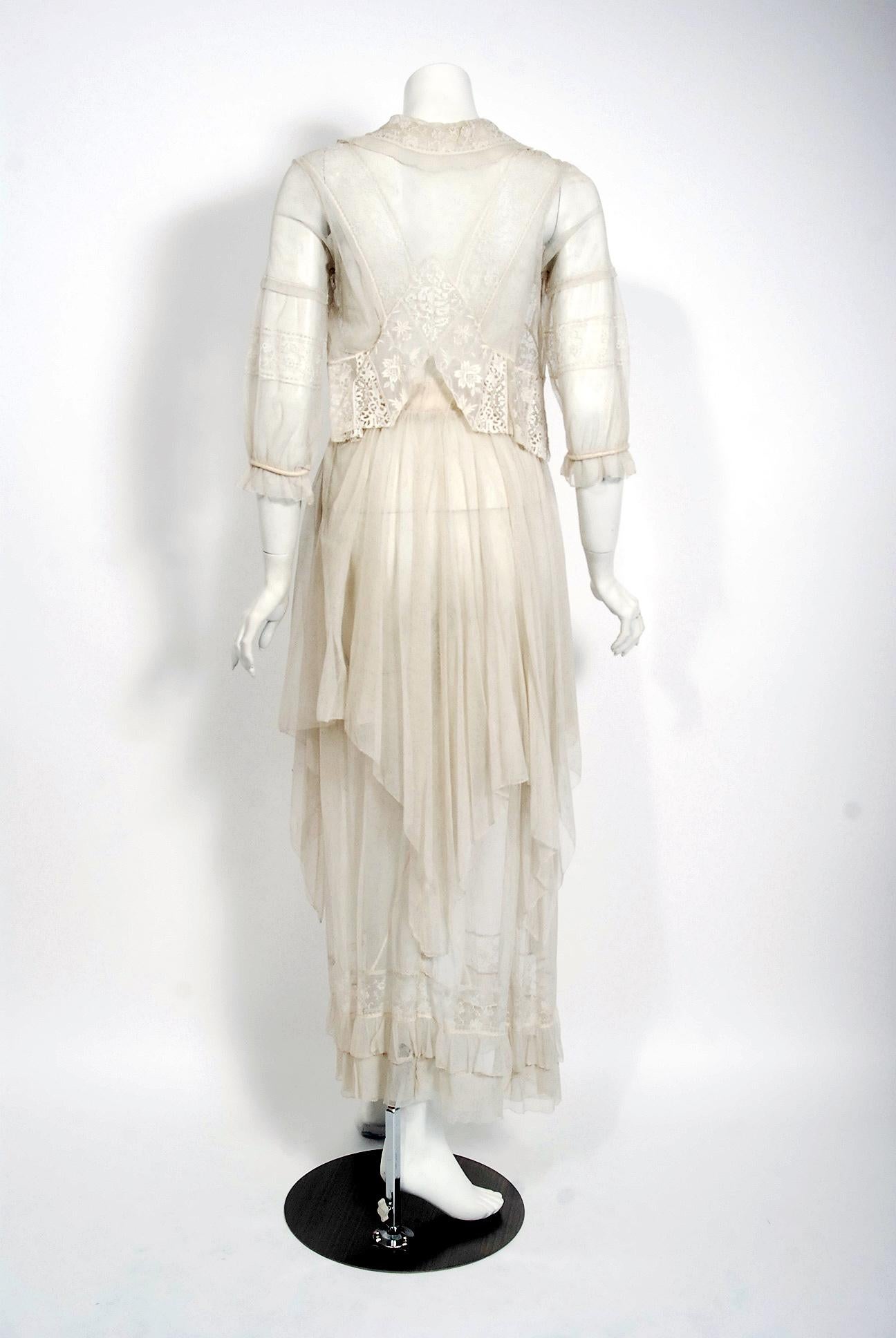 Vintage 1910's Ivory Sheer Embroidered Floral Lace & Tulle Tiered Bridal Gown  In Good Condition For Sale In Beverly Hills, CA