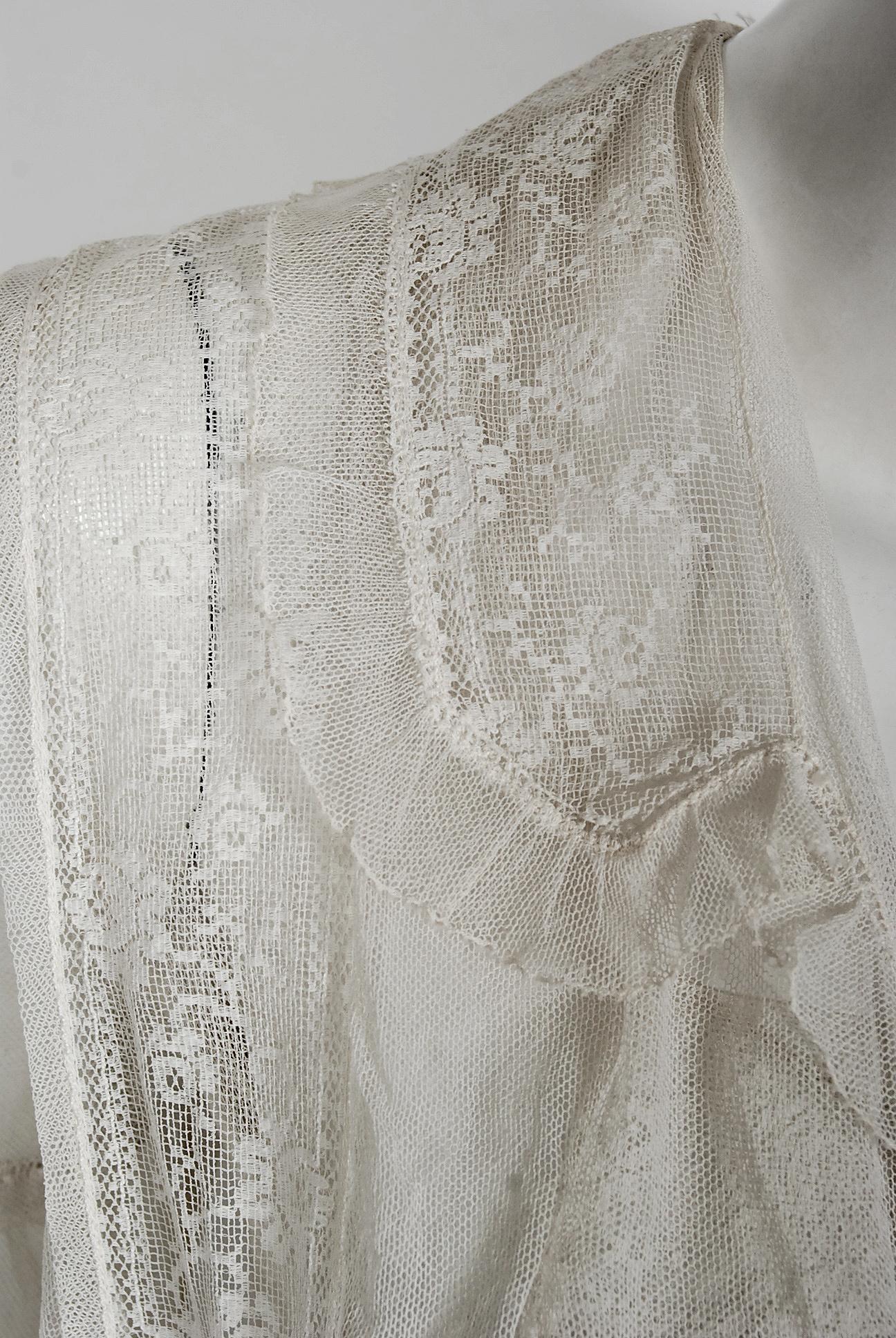 Robe de mariée vintage à volants en dentelle et tulle couleur ivoire, brodée de fleurs et transparente, années 1910  Bon état - En vente à Beverly Hills, CA