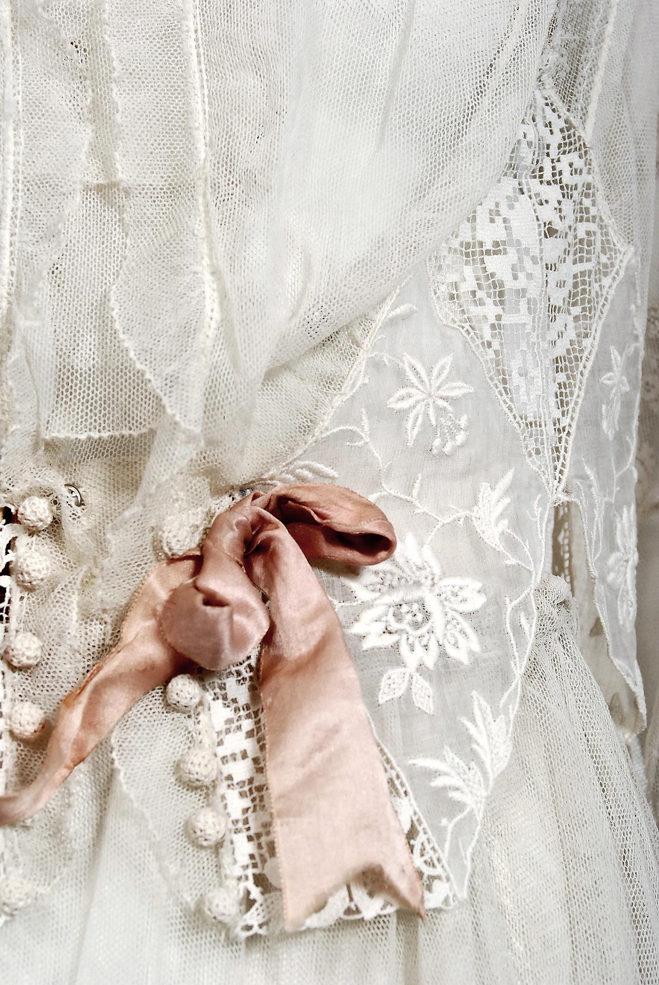 Gris Robe de mariée vintage à volants en dentelle et tulle couleur ivoire, brodée de fleurs et transparente, années 1910  en vente