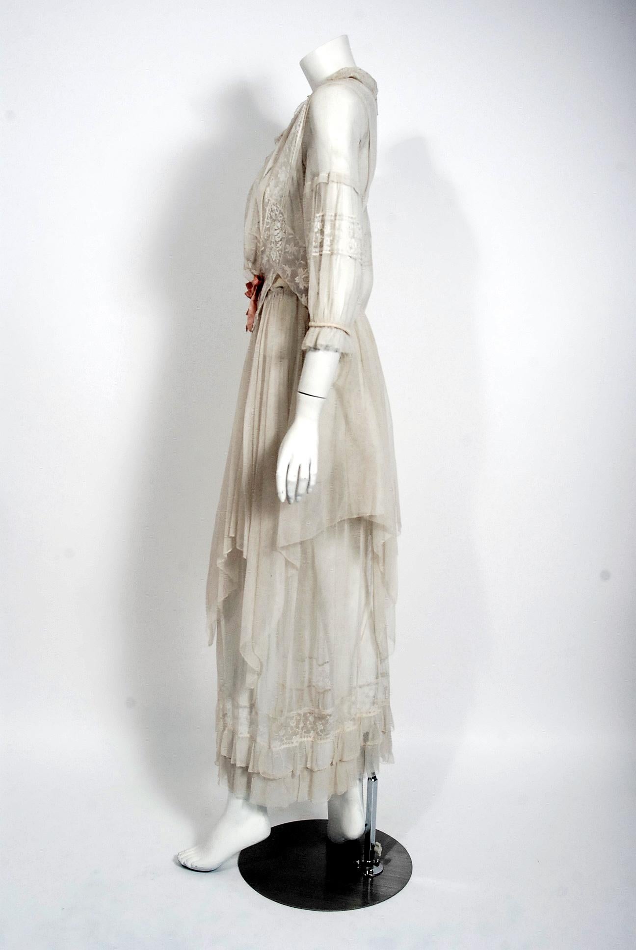 Robe de mariée vintage à volants en dentelle et tulle couleur ivoire, brodée de fleurs et transparente, années 1910  en vente 1