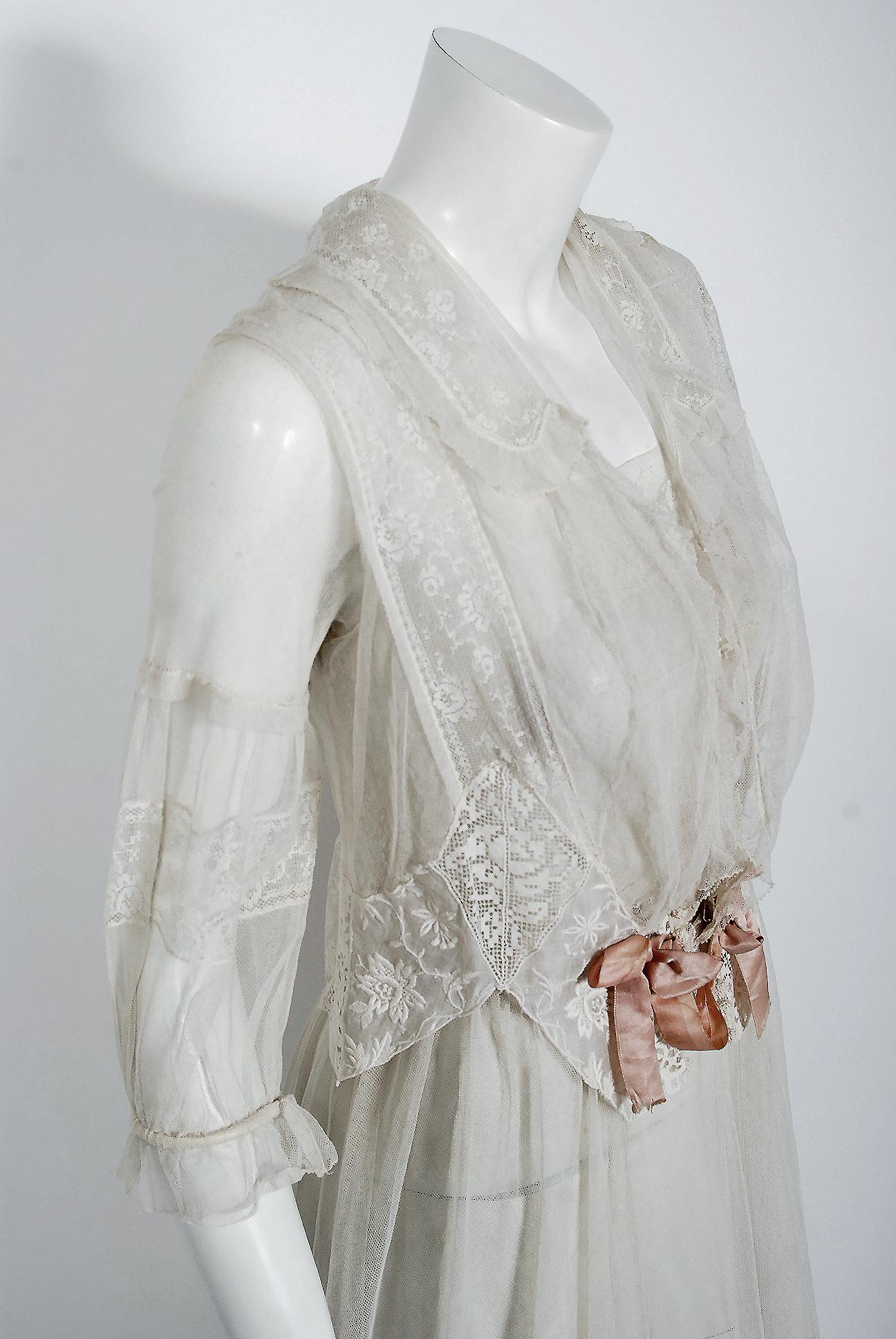 Robe de mariée vintage à volants en dentelle et tulle couleur ivoire, brodée de fleurs et transparente, années 1910  Pour femmes en vente