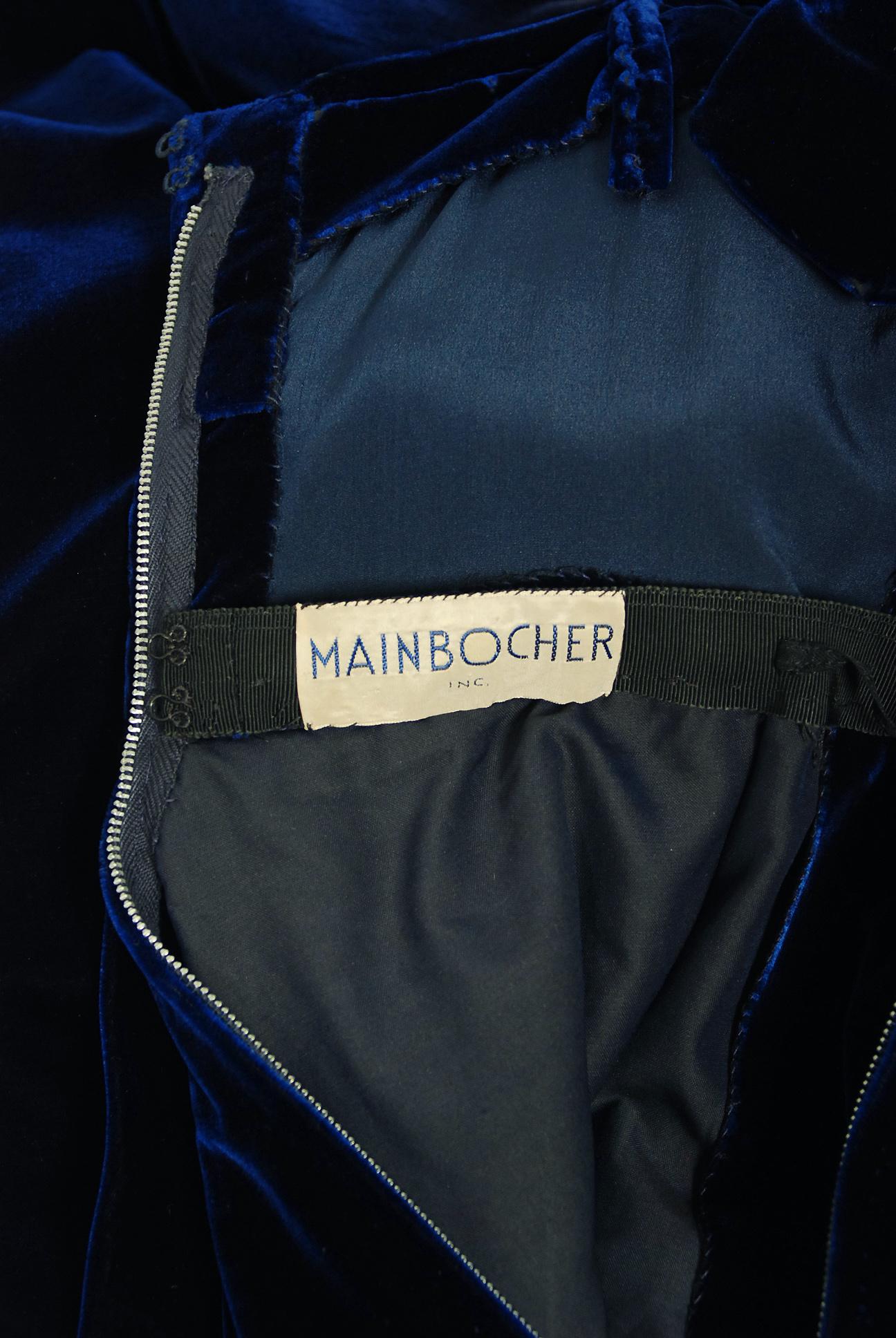1940's Mainbocher Couture Midnight Blue Sculpted Silk-Velvet Evening Gown In Good Condition In Beverly Hills, CA