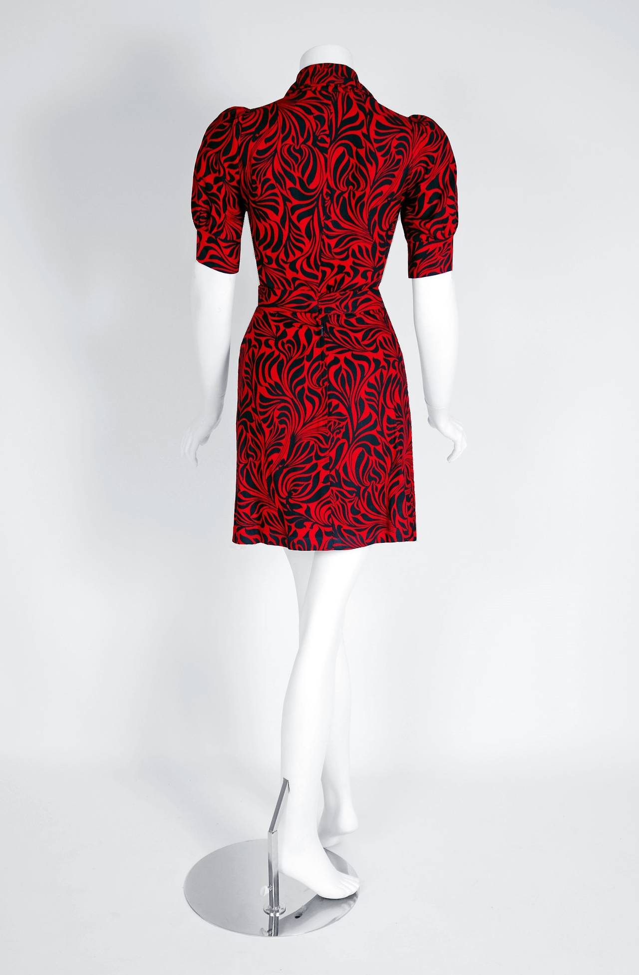 1960's Biba Red & Navy Art-Nouveau Print Cotton Puff-Sleeve Mini Dress Ensemble In Excellent Condition In Beverly Hills, CA