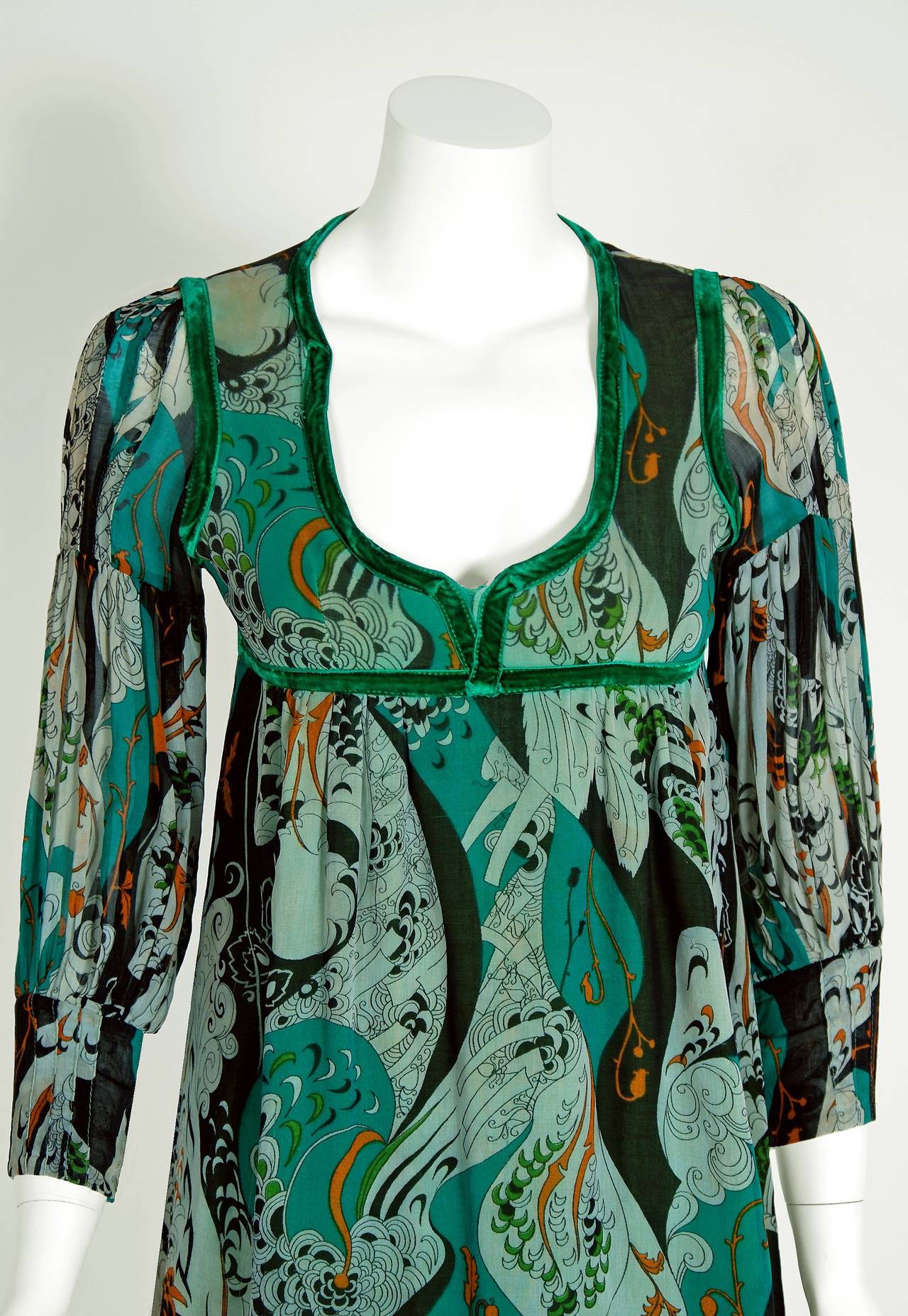 1970's Thea Porter Green Art-Nouveau Cotton Billow-Sleeve Gypsy Mini Dress In Excellent Condition In Beverly Hills, CA