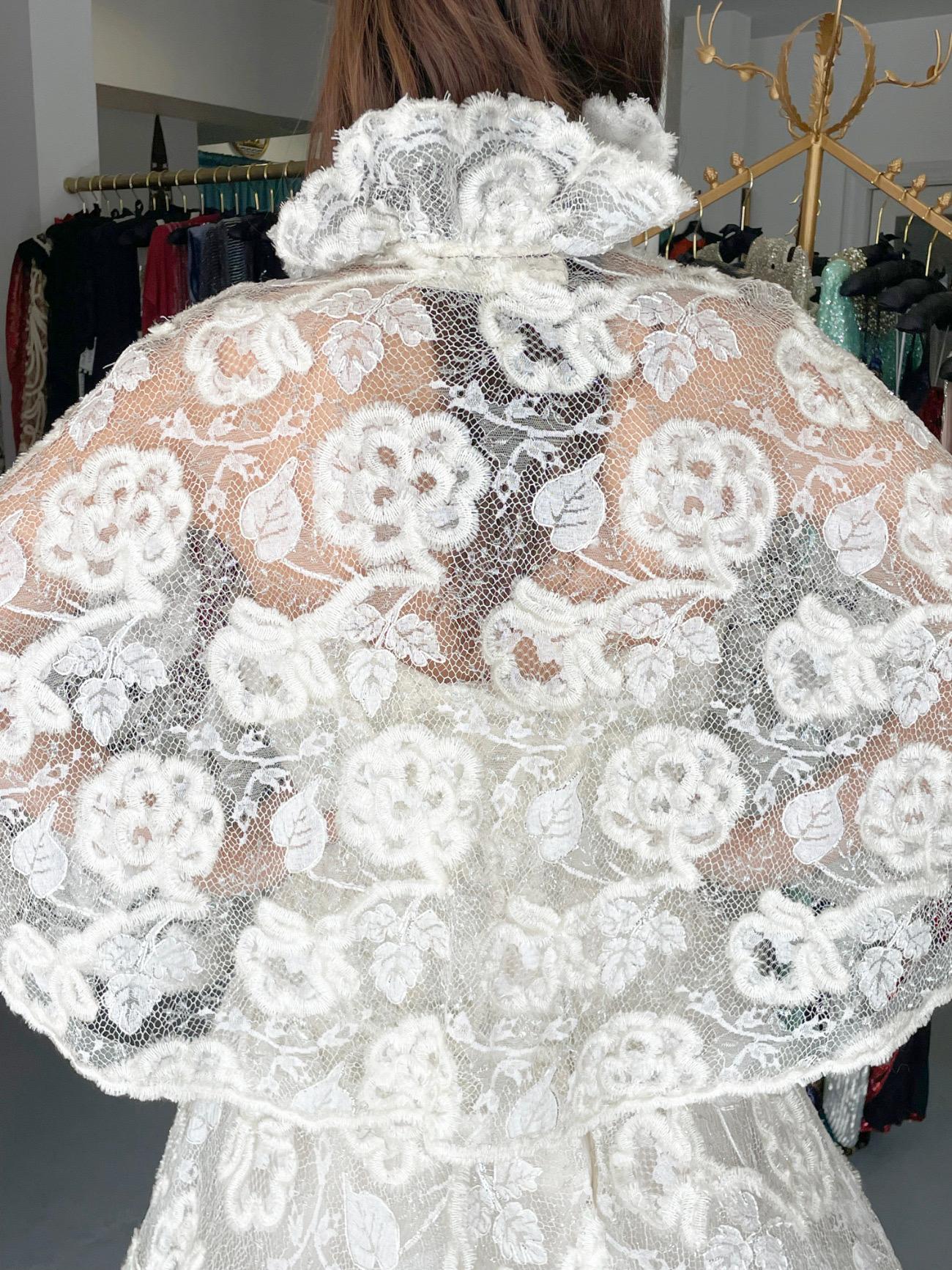 Vintage 1960er Scaasi Couture Weißes trägerloses Brautkleid & Umhang aus bestickter Spitze, Vintage 7