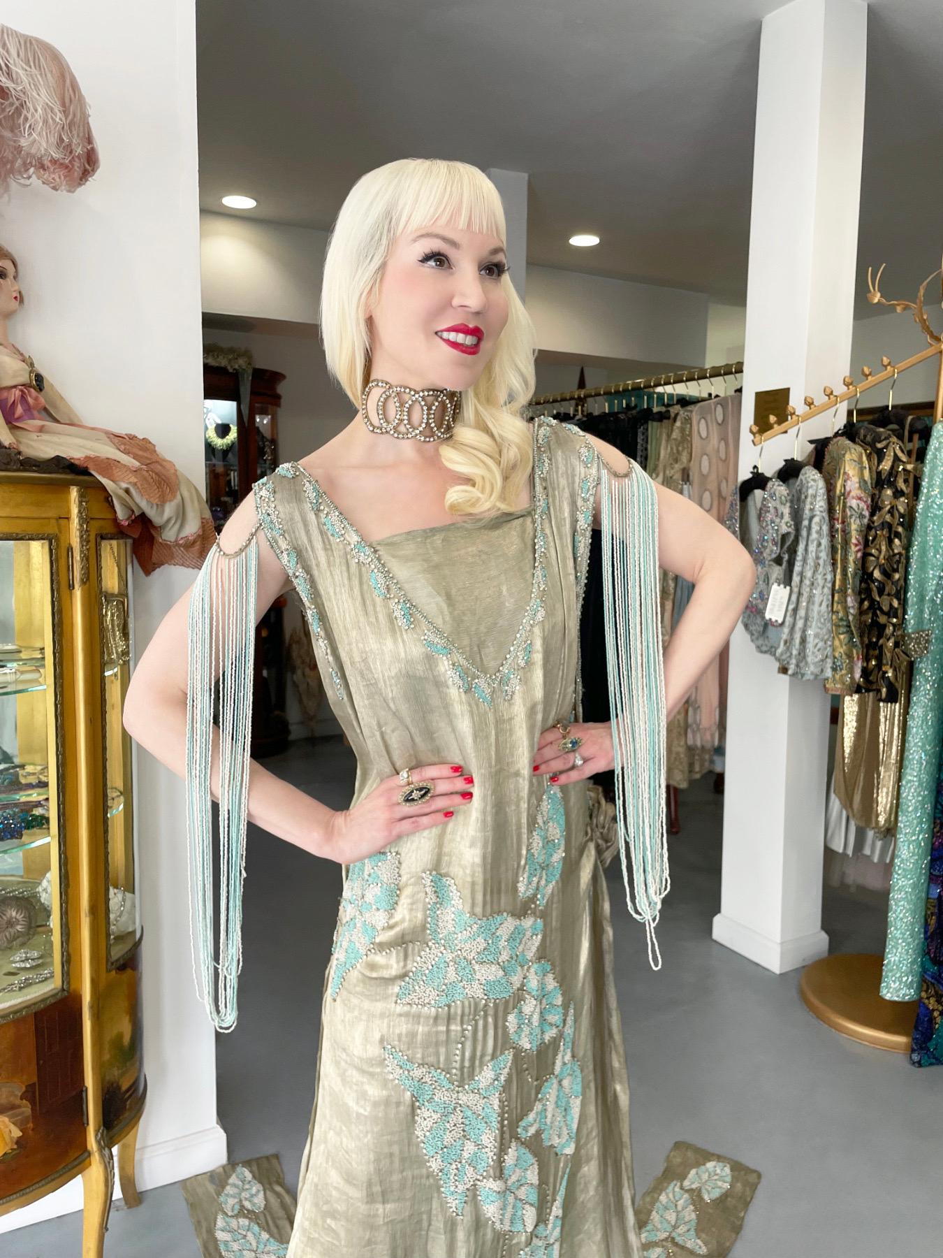 1920's French Couture Metallic Gold Lamé Perlen Blatt-Motiv geschleppt Flapper Kleid im Zustand „Gut“ im Angebot in Beverly Hills, CA