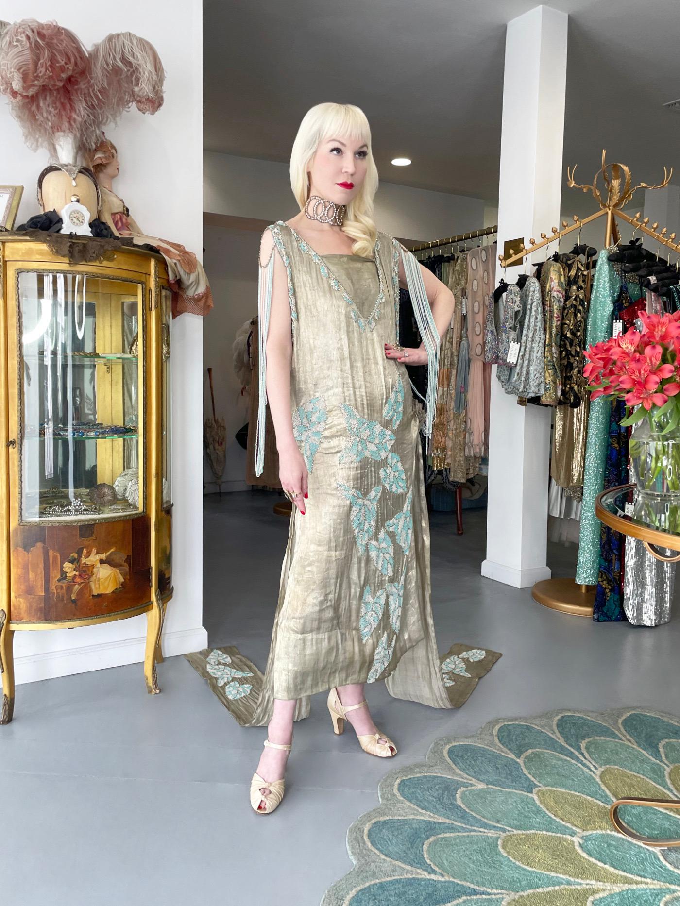 Robe de flapper à traîne en lamé d'or métallisé de la Couture française des années 1920, ornée de perles et de motifs de feuilles en vente 6