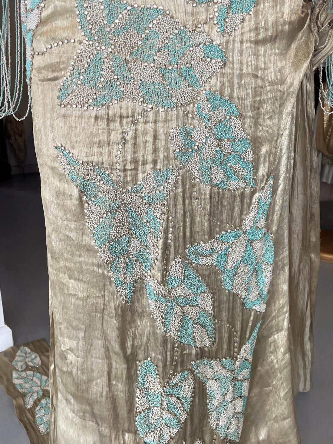 Robe de flapper à traîne en lamé d'or métallisé de la Couture française des années 1920, ornée de perles et de motifs de feuilles en vente 8