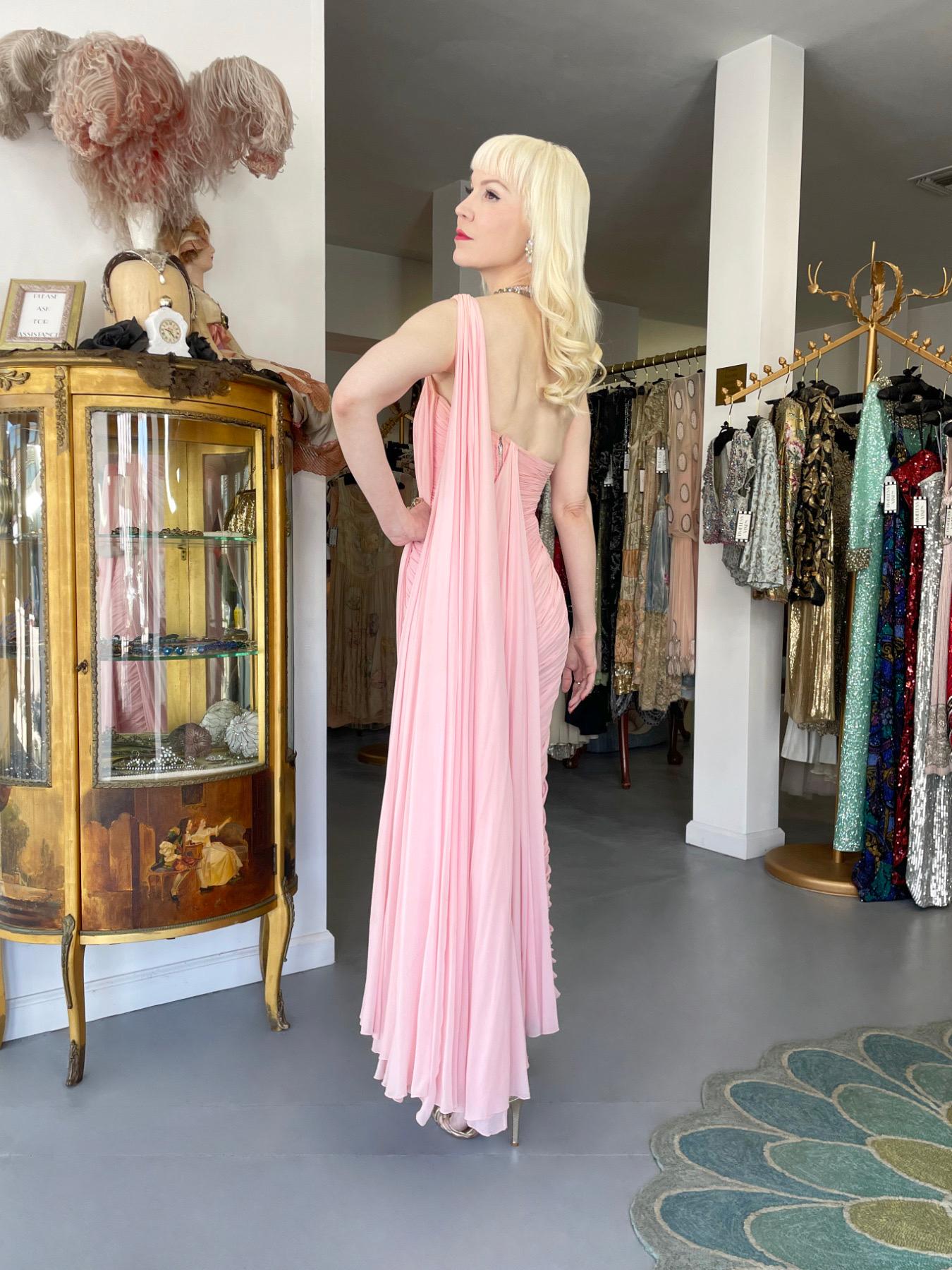 1958 Jean Dessès Haute Couture Documented Pink Ruched Silk Chiffon Goddess Gown (robe déesse en mousseline de soie froncée) en vente 10